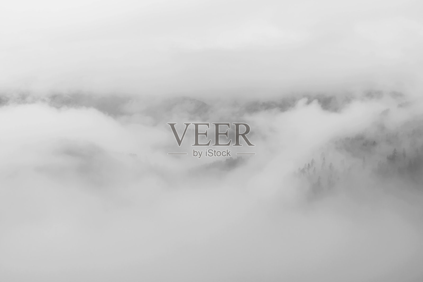 在浓密的云层下,你可以看到意大利的白云石山峰照片摄影图片