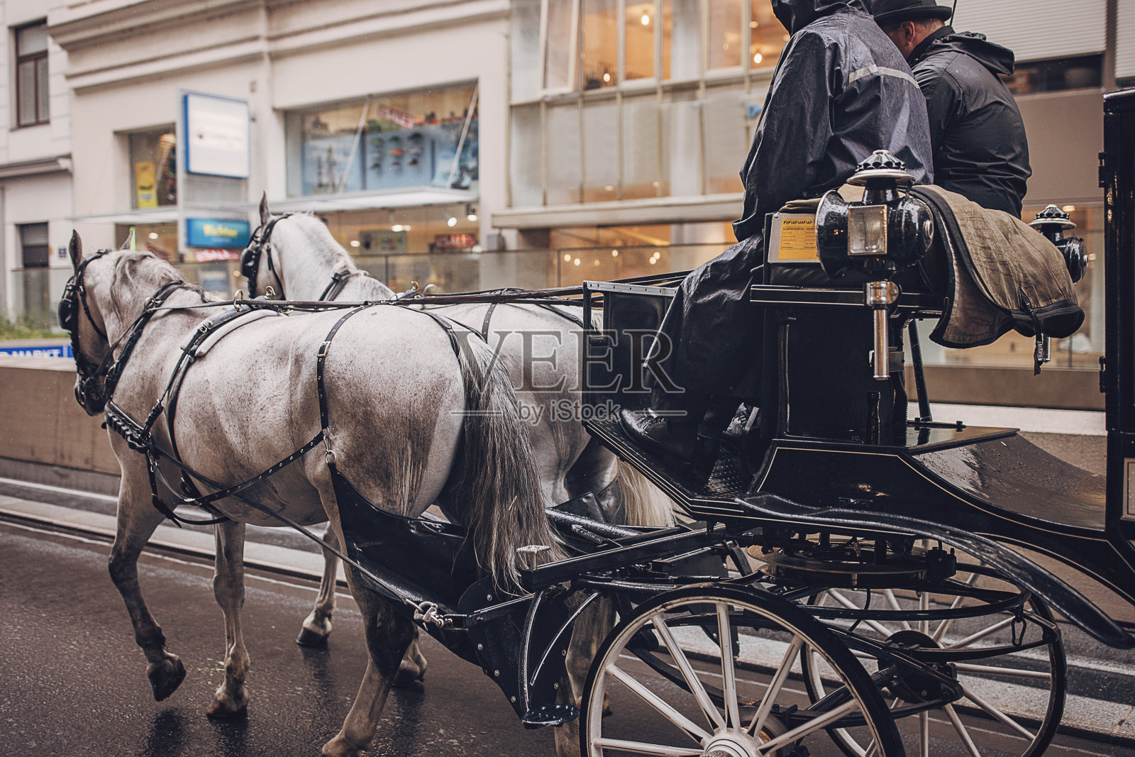 维也纳街头为游客准备的马车照片摄影图片