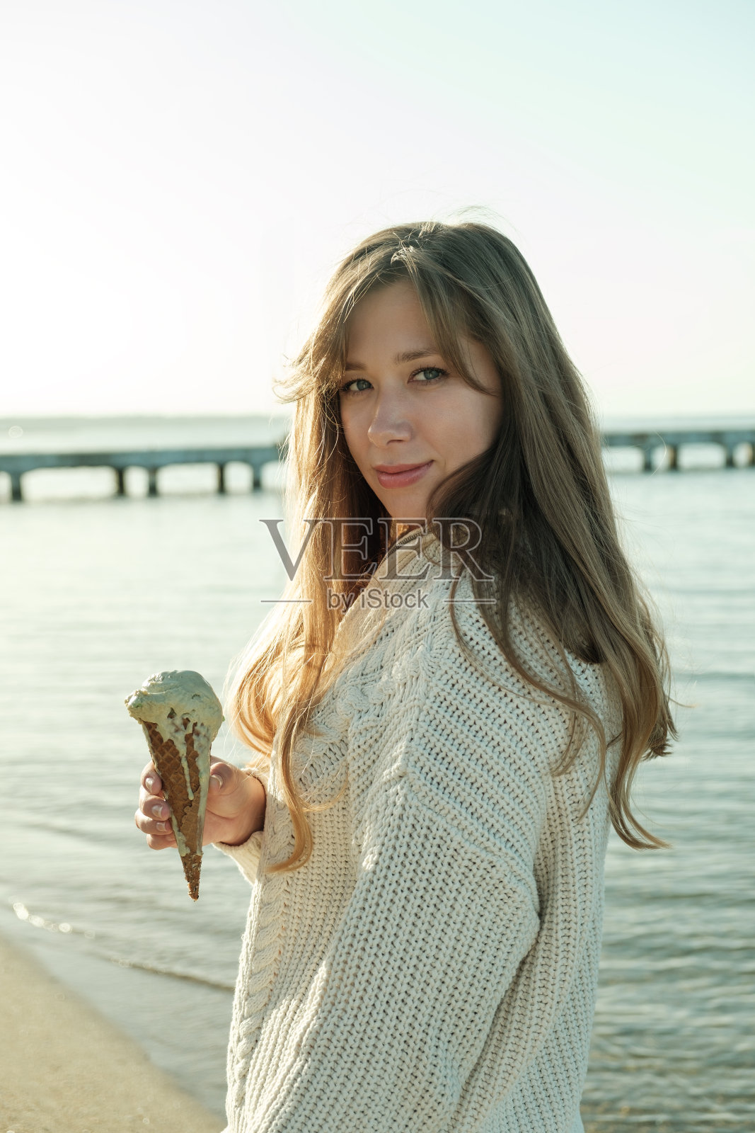 吃冰淇淋的年轻女子照片摄影图片