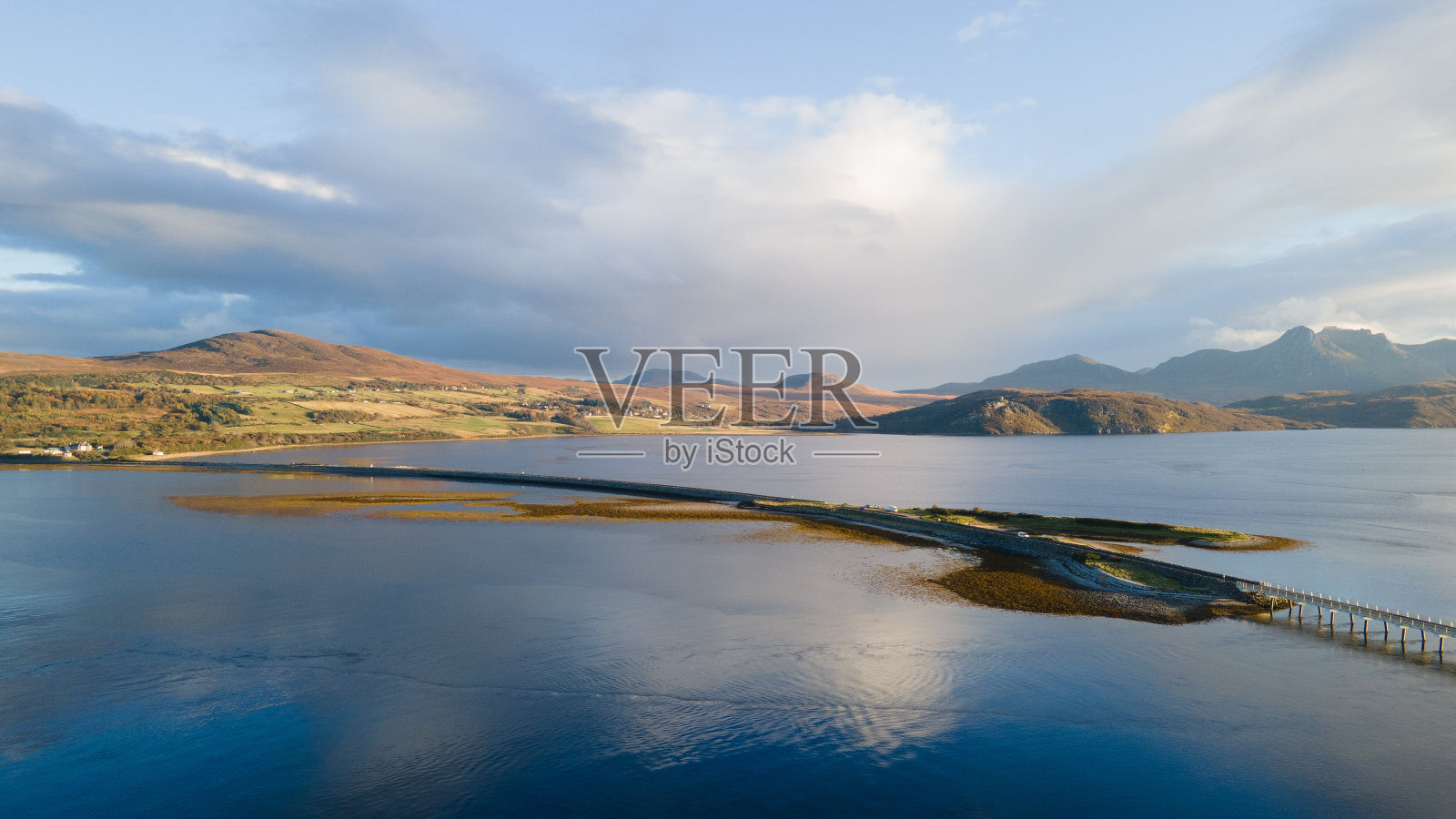 从无人机上拍摄的舌堤的凯尔,背景是Beinn Stumanadh山照片摄影图片