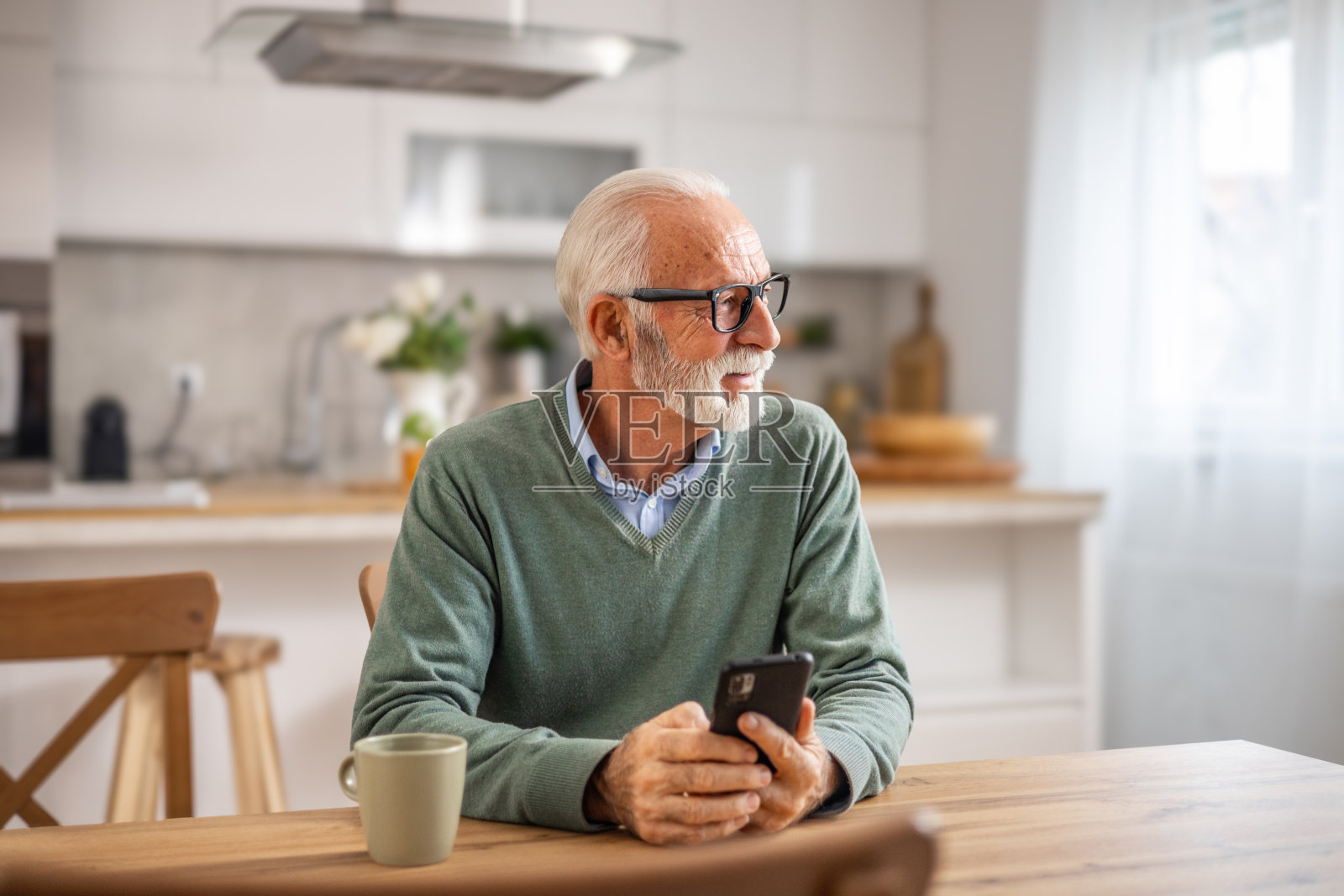 老人,领养老金的人,早上喝咖啡照片摄影图片