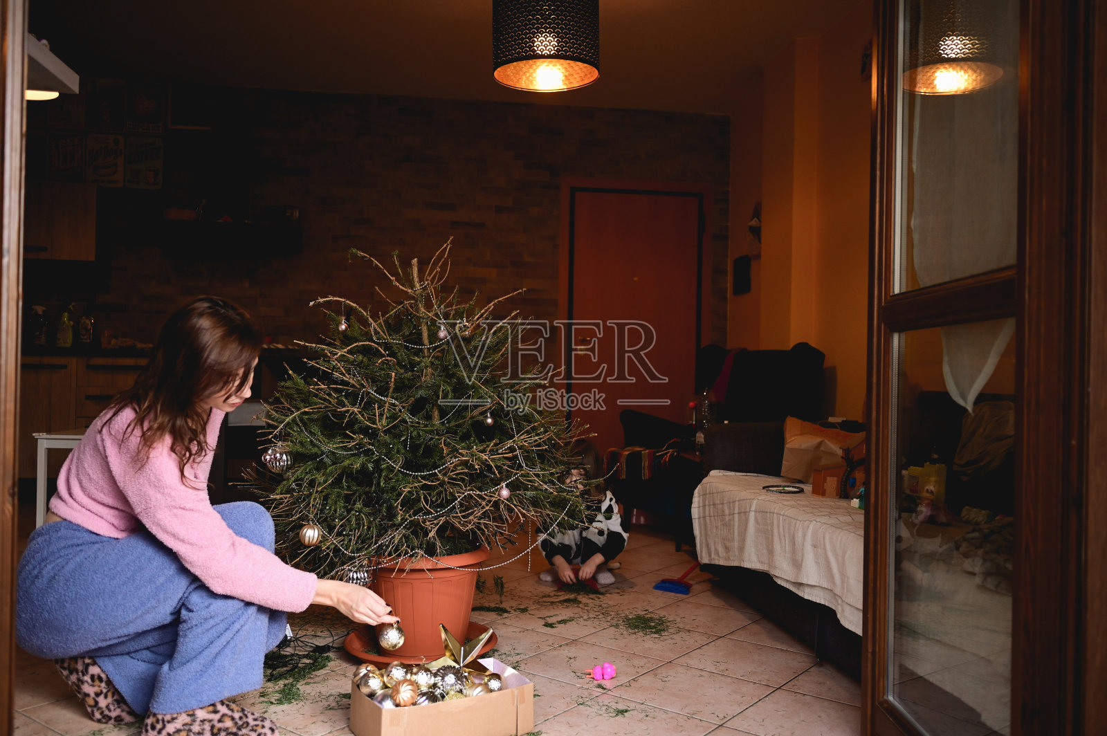 用干枯的树枝除去干枯的圣诞树。照片摄影图片