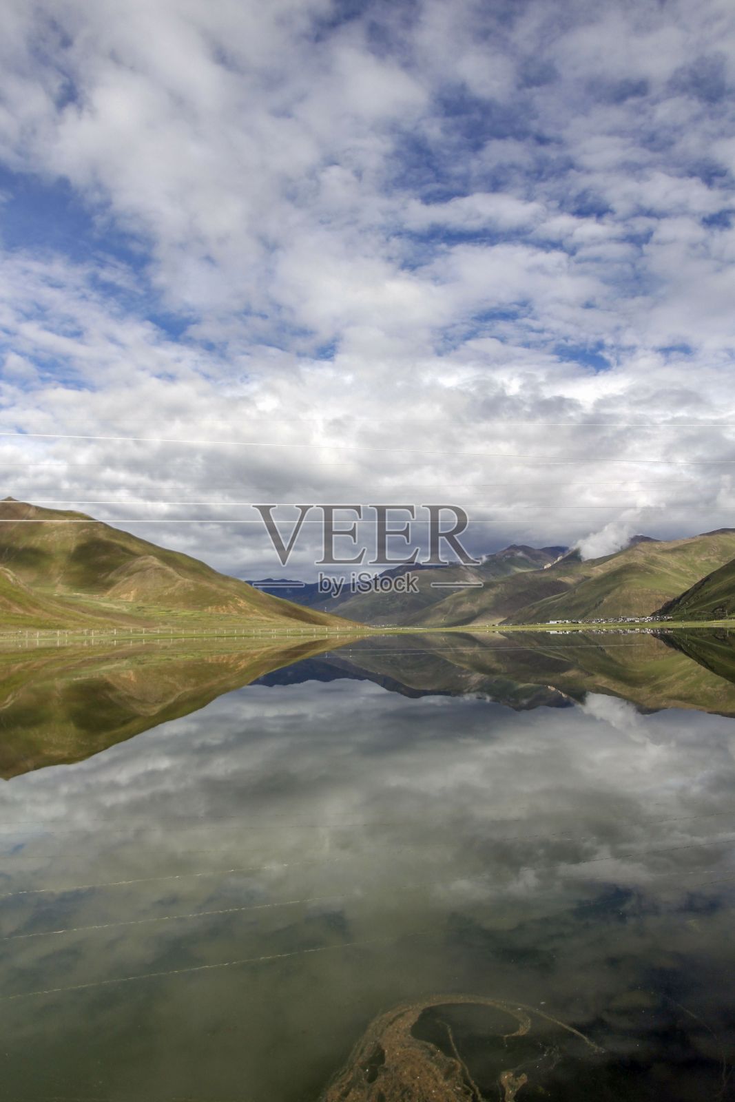 在这幅画中,水面上有云的倒影照片摄影图片