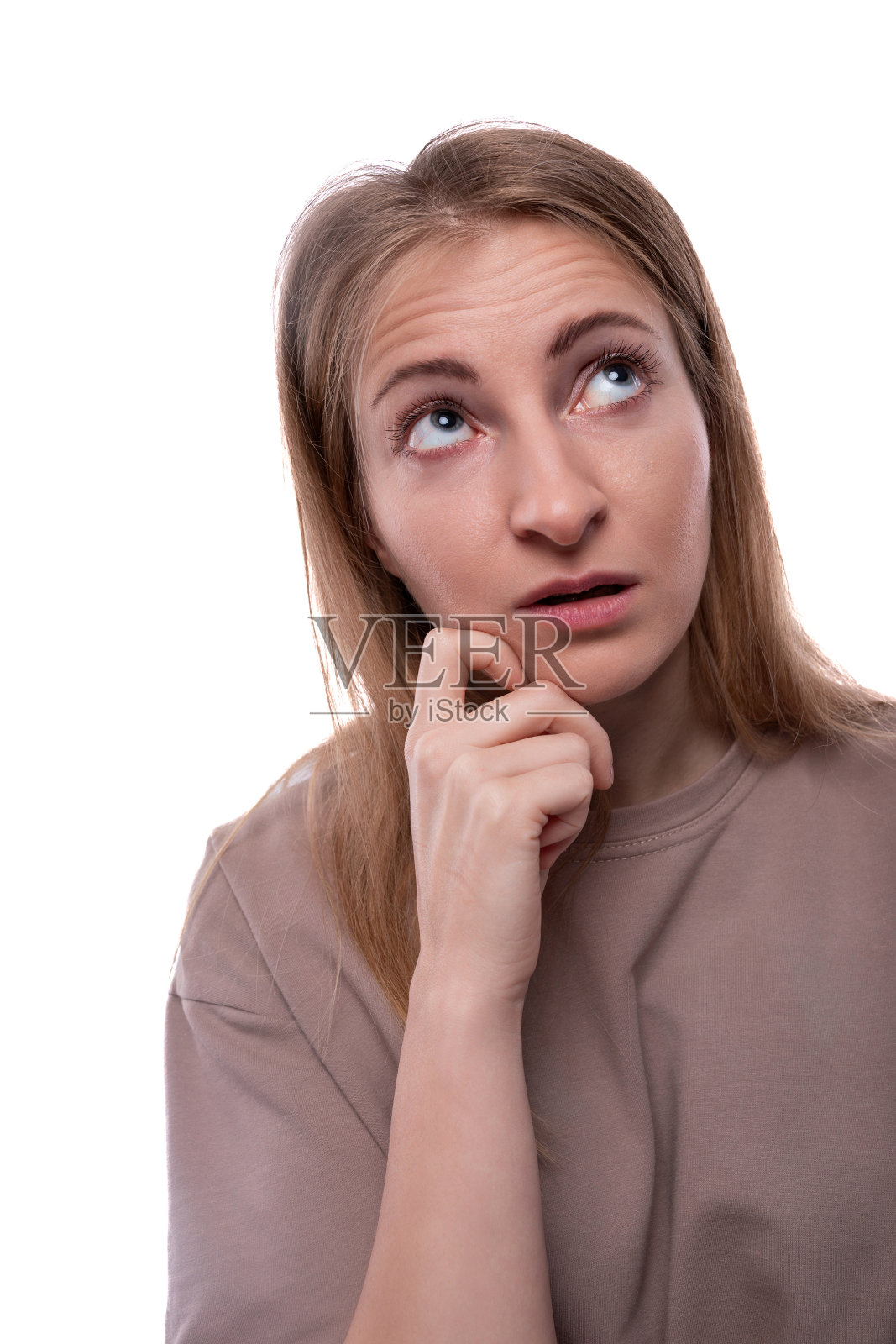 40岁的金发女人穿着t恤,背景是摄影棚照片摄影图片