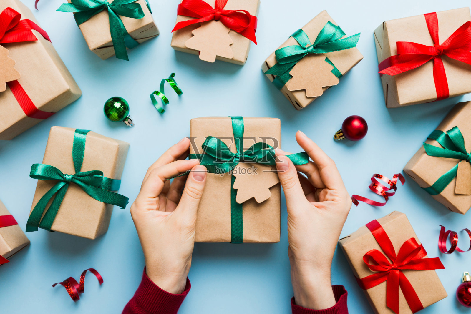 女人在工作场所用手工工具包装圣诞惊喜礼物(俯视)照片摄影图片