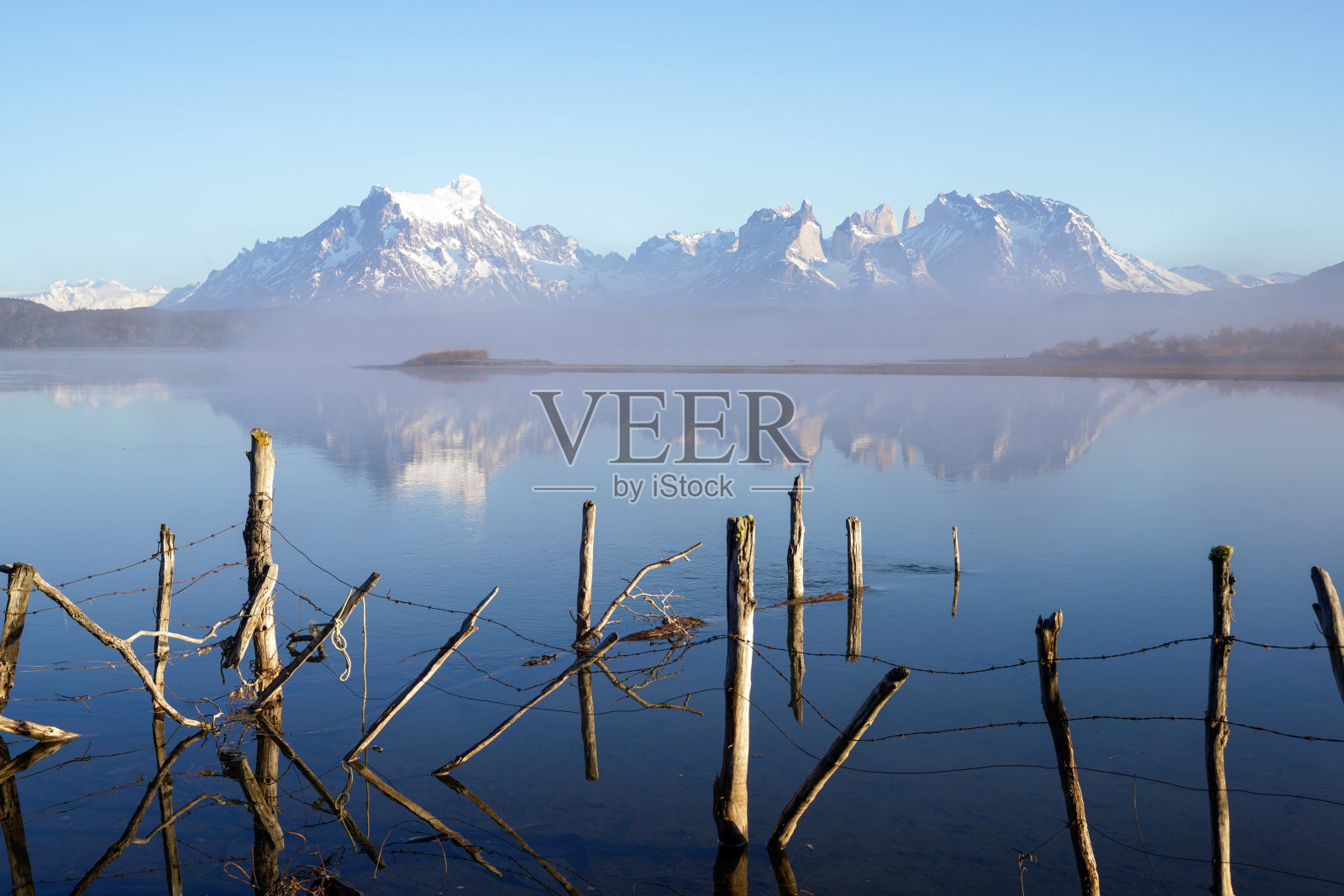 托雷斯德尔潘恩国家公园里初冬阳光明媚的早晨。薄雾漂浮在蓝绿色的水面上。照片摄影图片