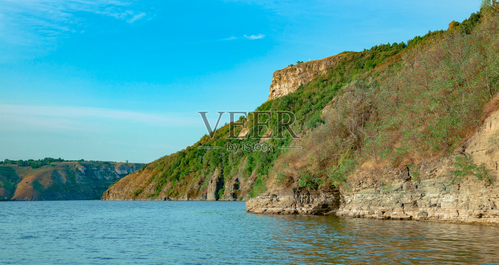 田园诗般的夏天,风景如画,湖光水面,山石翠绿,悬崖峭壁,天气晴朗照片摄影图片