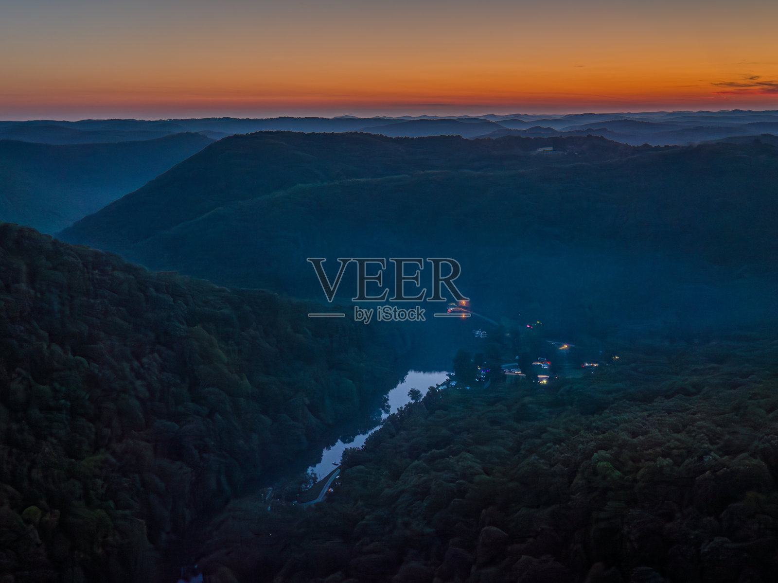 天空被烟雾覆盖,远处是树木照片摄影图片