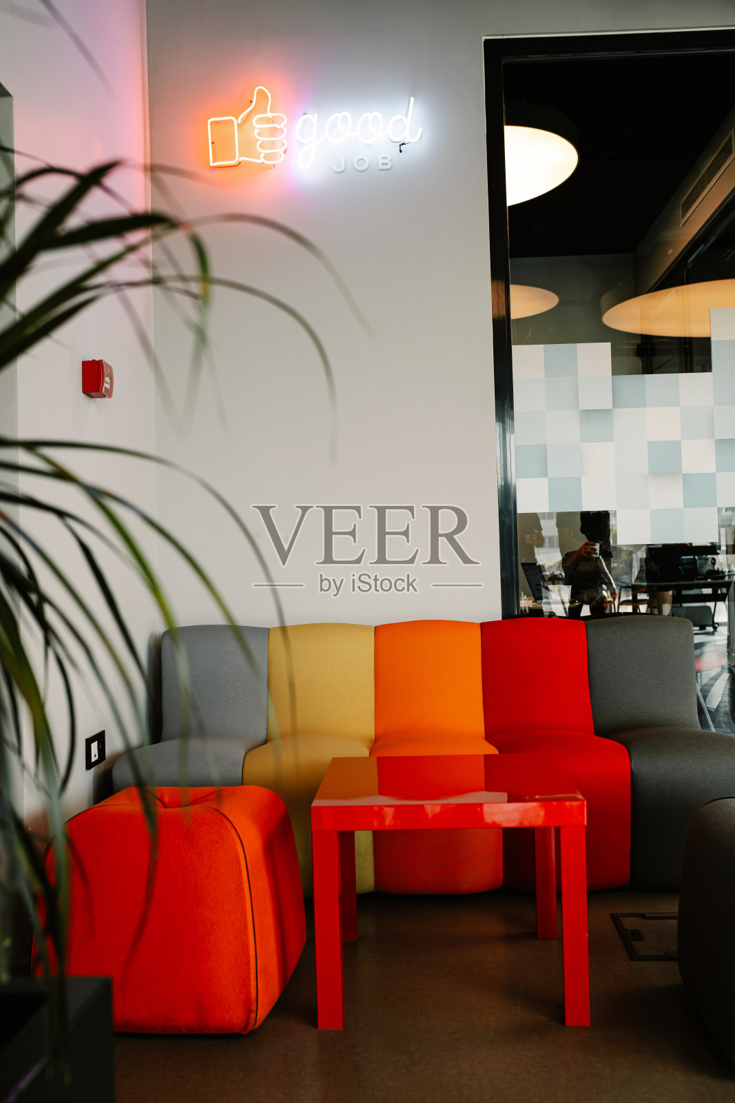 空的现代办公室房间,有办公桌照片摄影图片