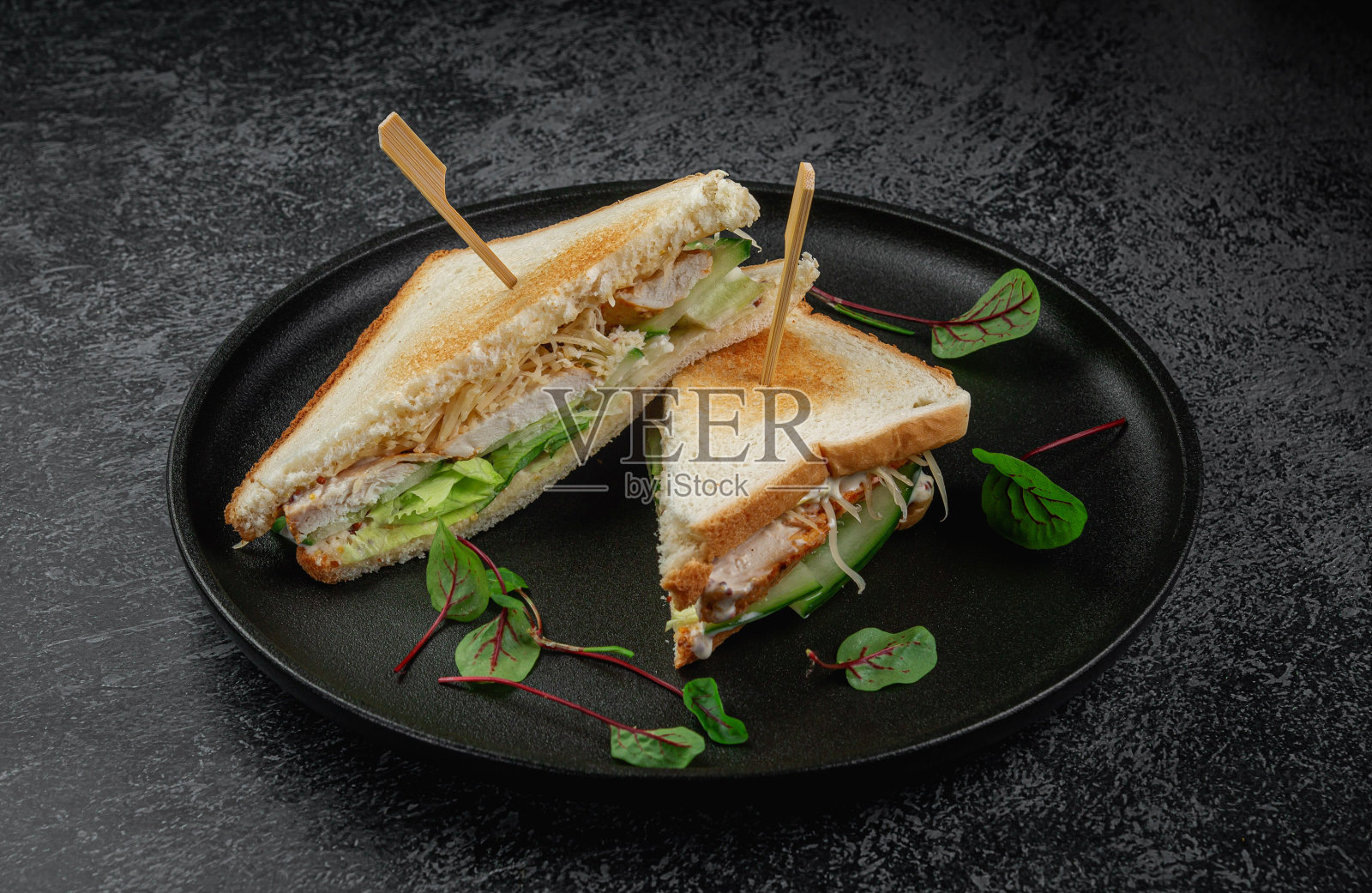 鸡肉三明治,酱汁,生菜叶照片摄影图片