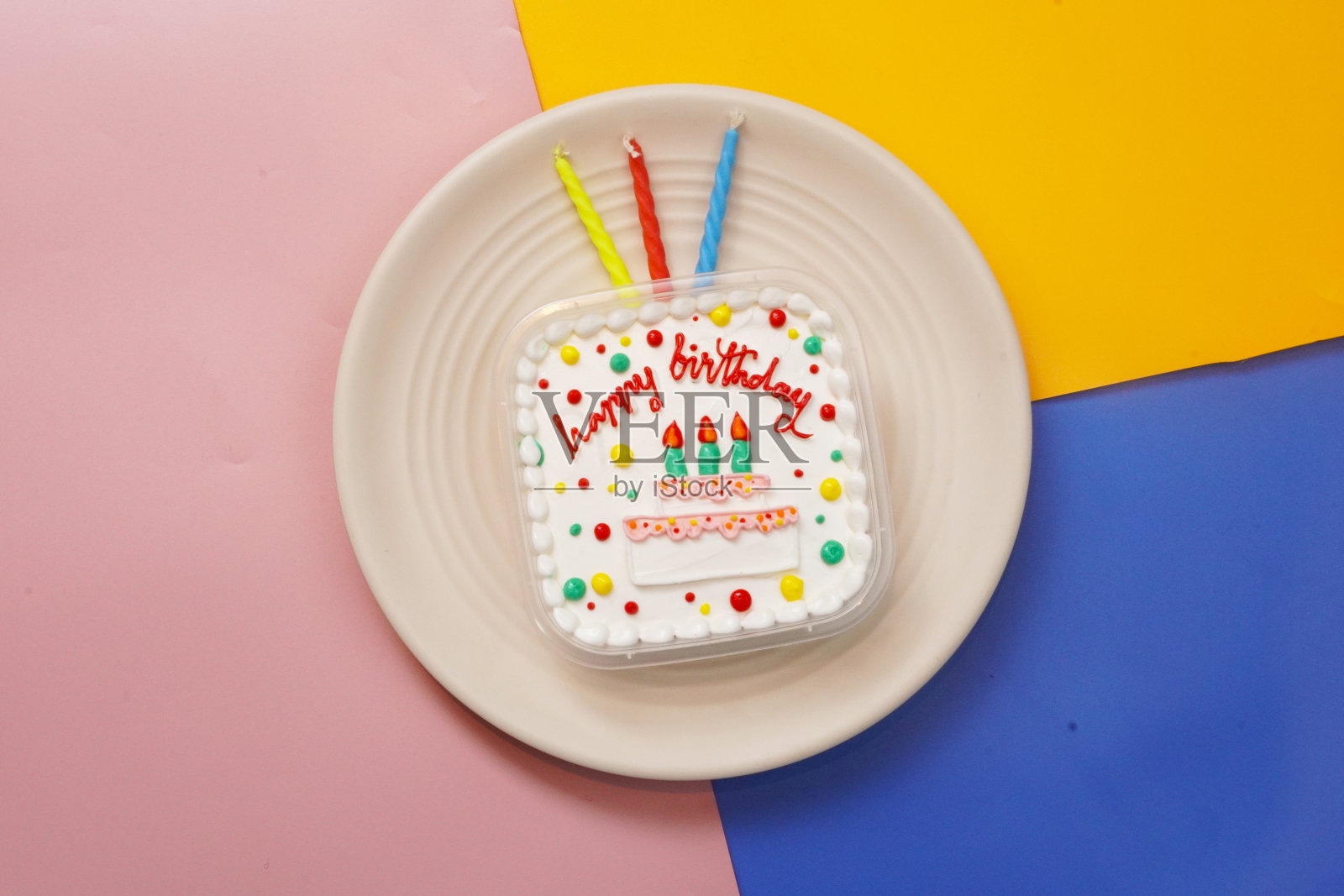 生日蛋糕,便当蛋糕和蜡烛照片摄影图片