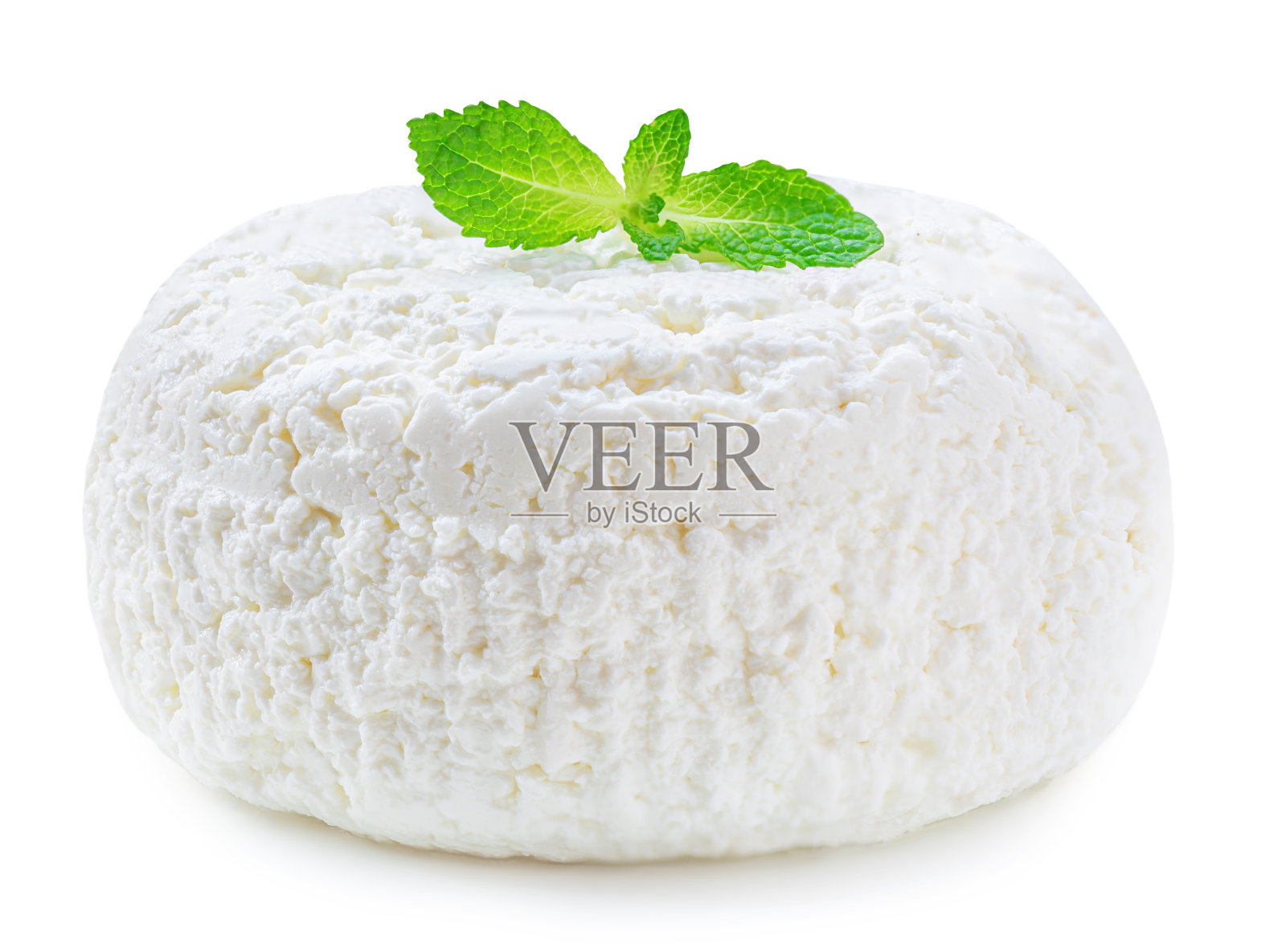 白色背景上的白干酪。新鲜干酪(凝乳或乳清)是一种凝乳,乳制品。近距离照片摄影图片