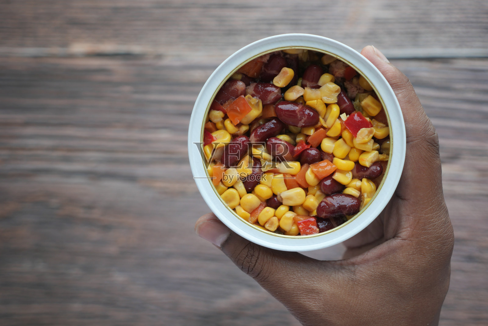 甜玉米罐头靠近点。照片摄影图片