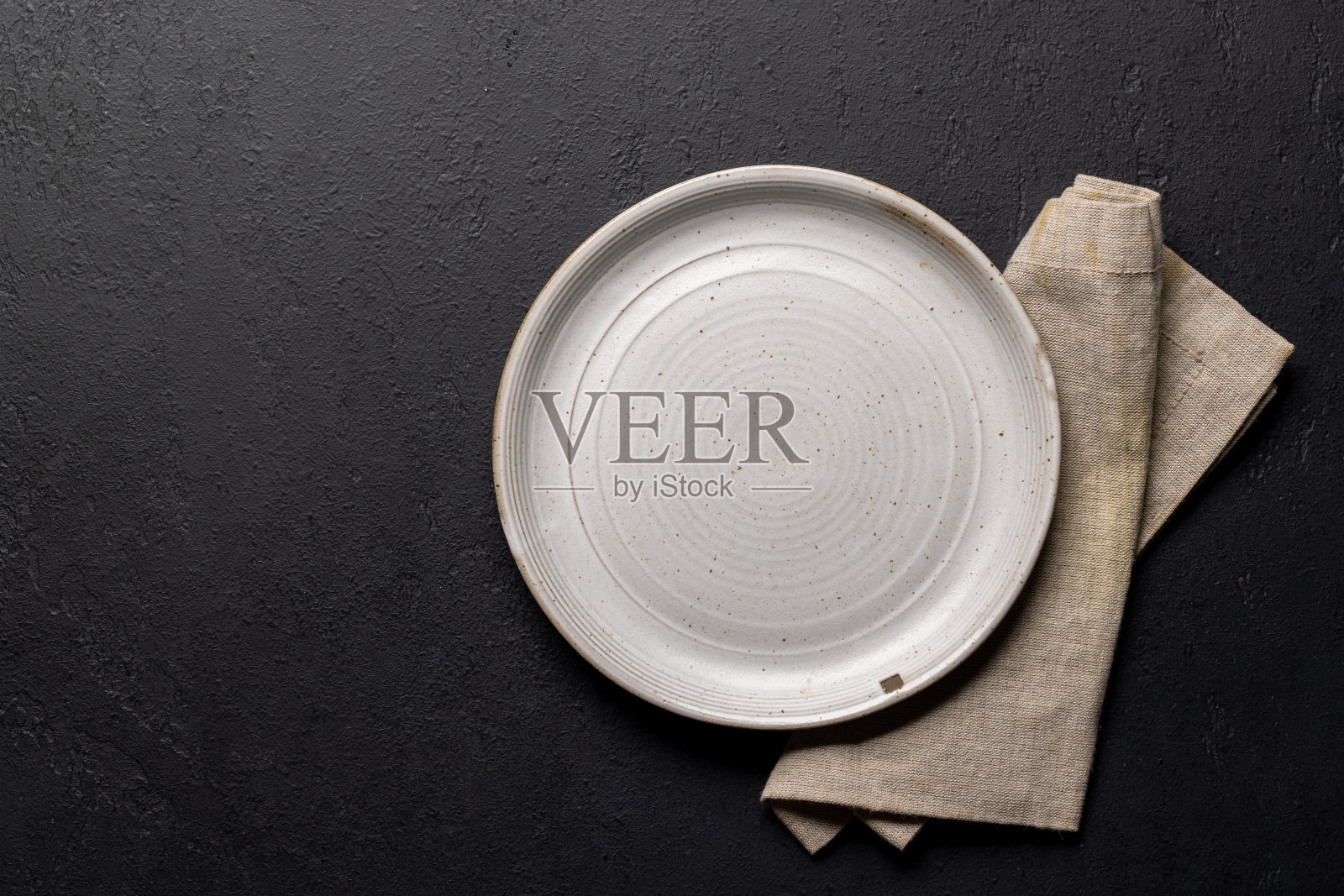 一顿美味大餐的模型。桌子上的空盘子照片摄影图片