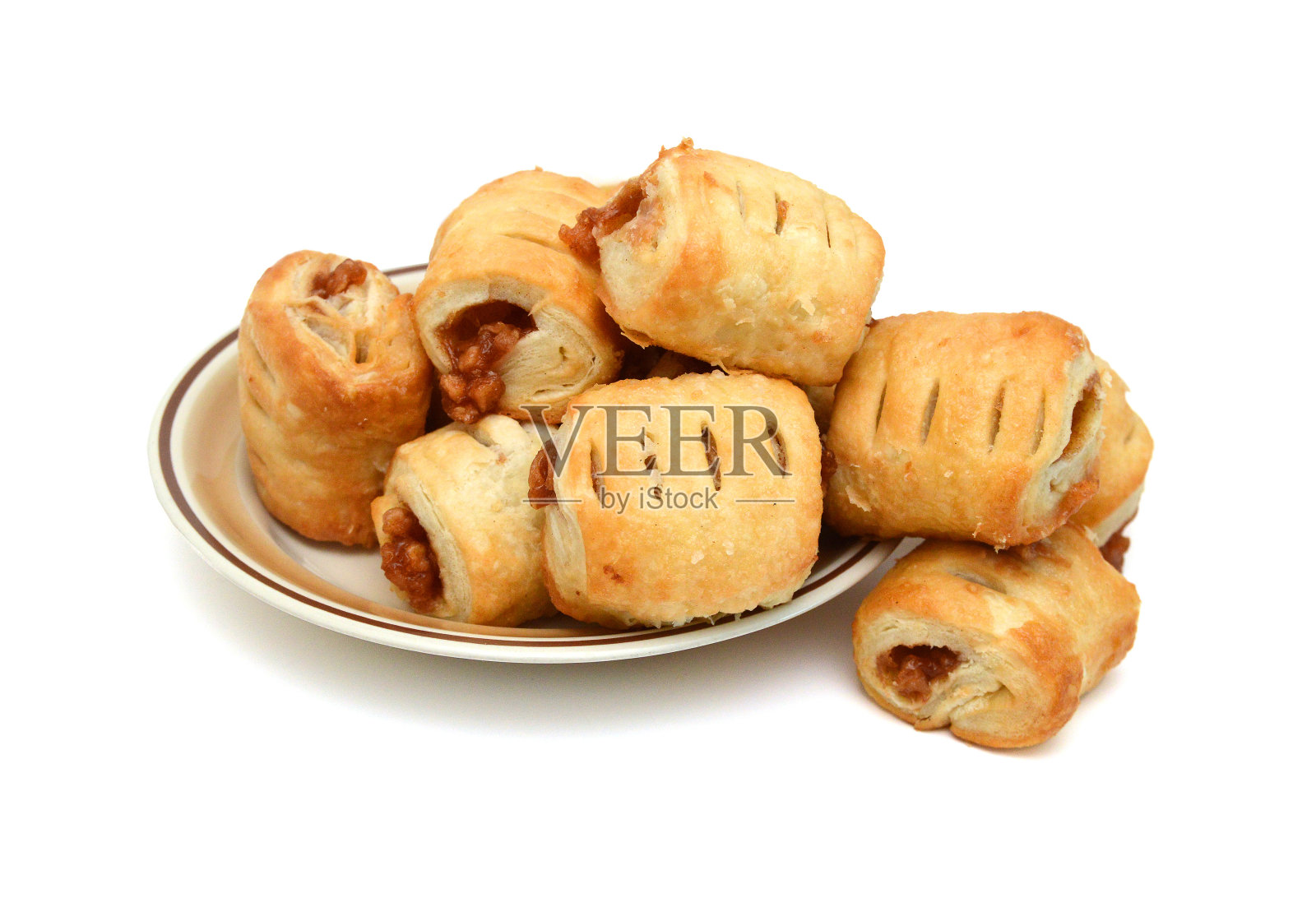 甜的编织泡芙面点孤立或馅饼在白色背景顶部视图。新鲜的油酥皮里面有果酱(特写)照片摄影图片