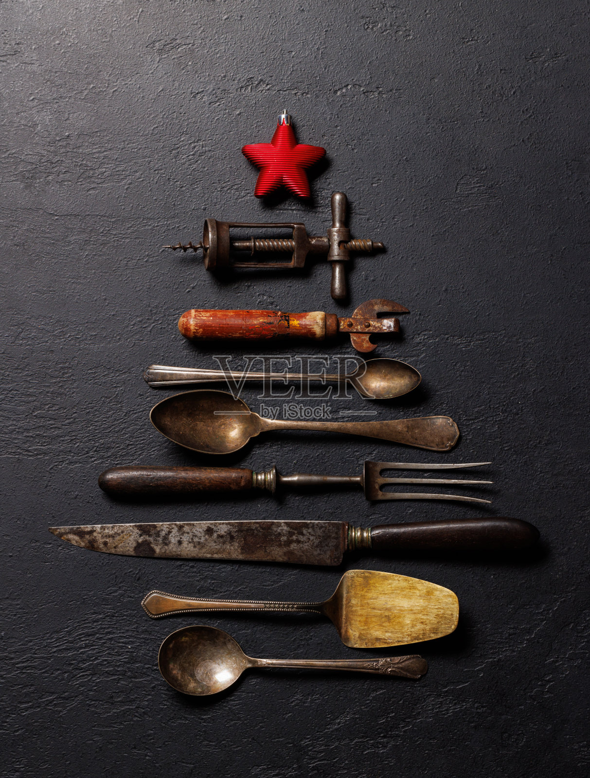 节日烹饪风格:圣诞树形状的厨具照片摄影图片