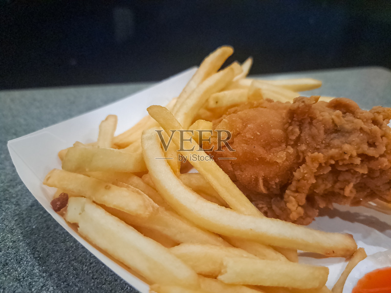 纸盒炸薯条和辣酱炸鸡照片摄影图片