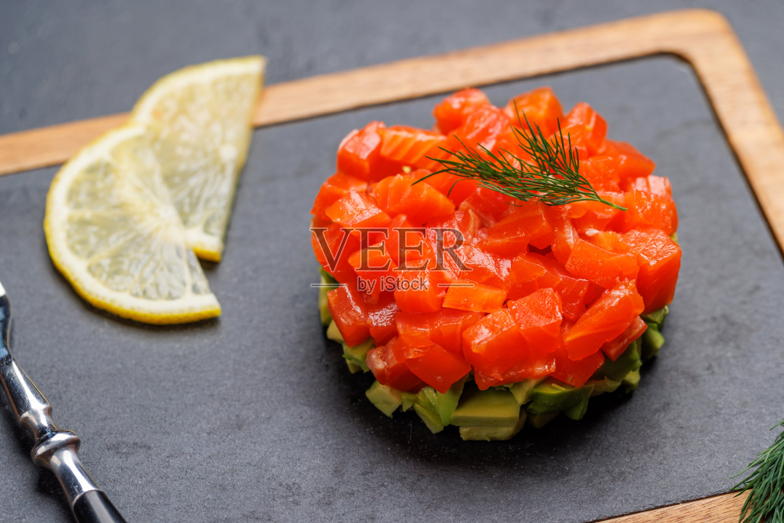 美味的三文鱼和鳄梨鞑靼照片摄影图片