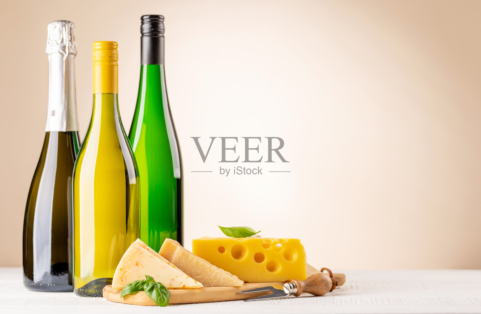 船上有各种奶酪和白葡萄酒照片摄影图片