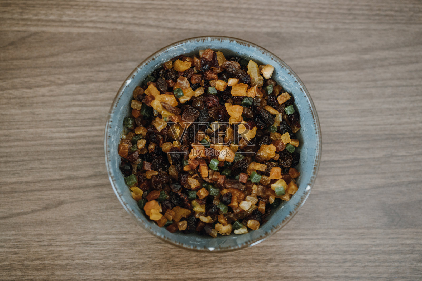 俯视图的碗与葡萄干和蜜饯水果蛋糕。照片摄影图片