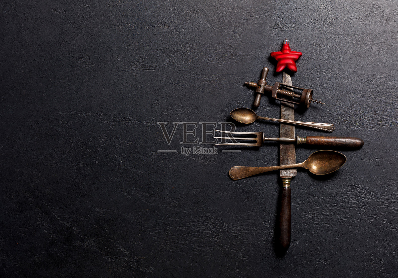 节日烹饪风格:圣诞树形状的厨具照片摄影图片