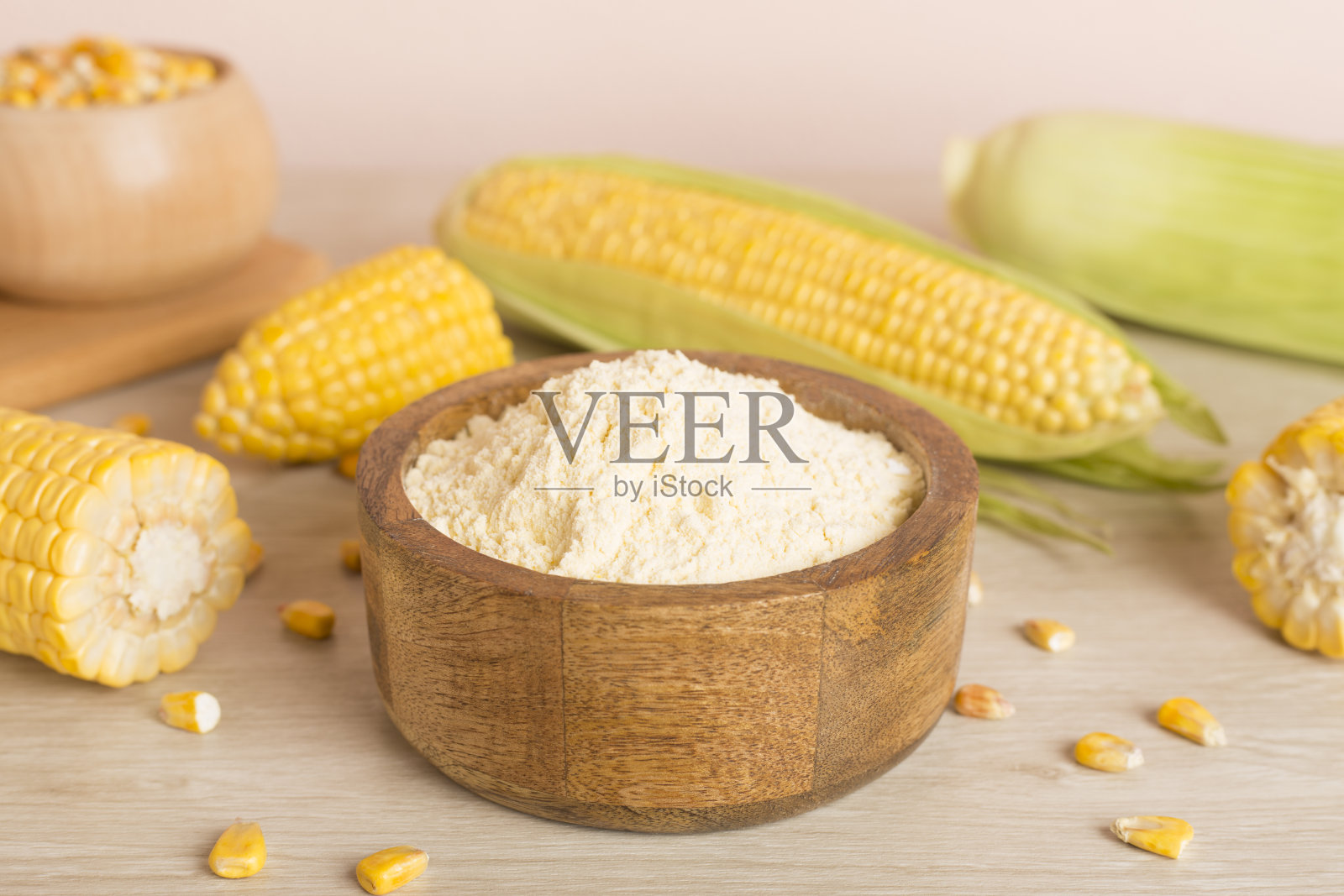 木桌上的玉米粉和新鲜玉米芯照片摄影图片