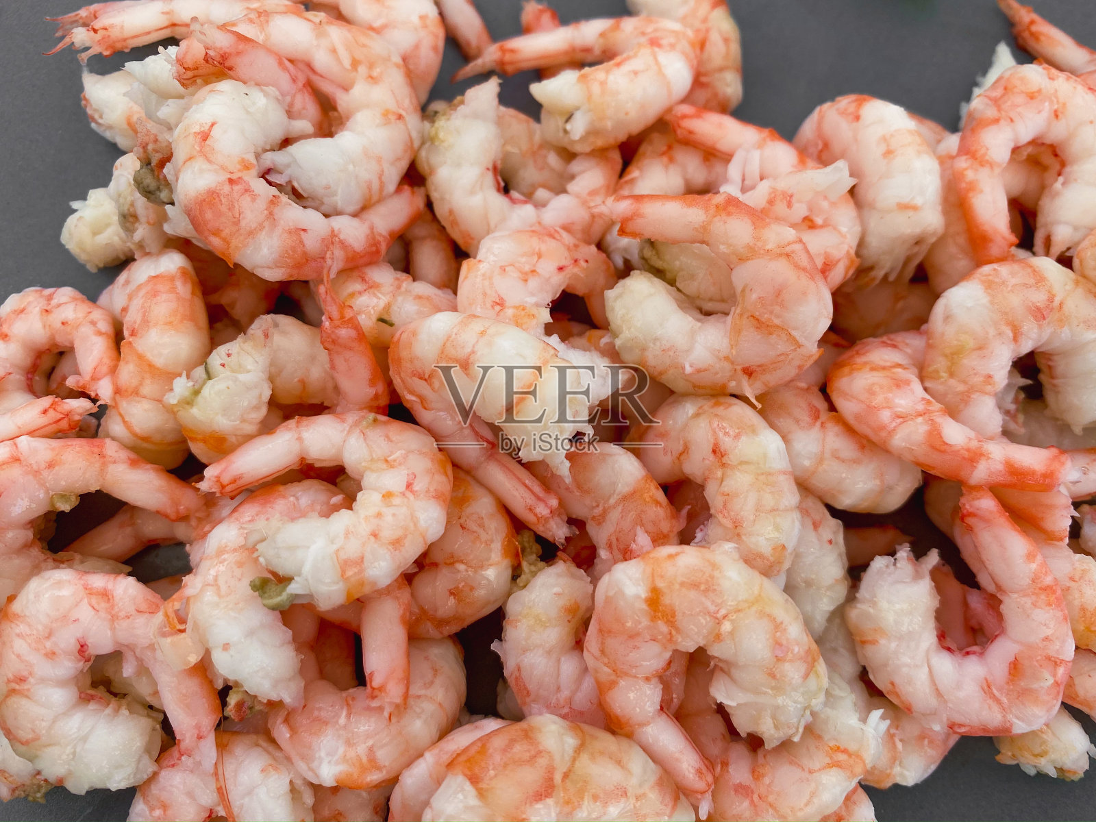 美味的红色和粉红色的新鲜剥皮瑞典虾在盘子里。美味的海鲜。照片摄影图片