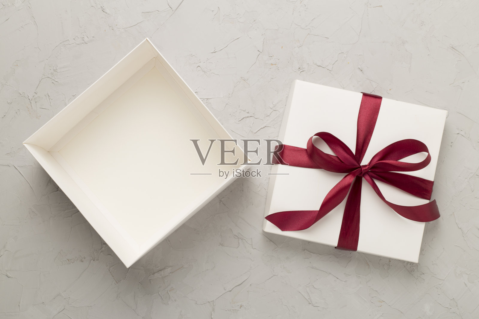 在混凝土背景上打开礼盒,俯视图。设计模型照片摄影图片