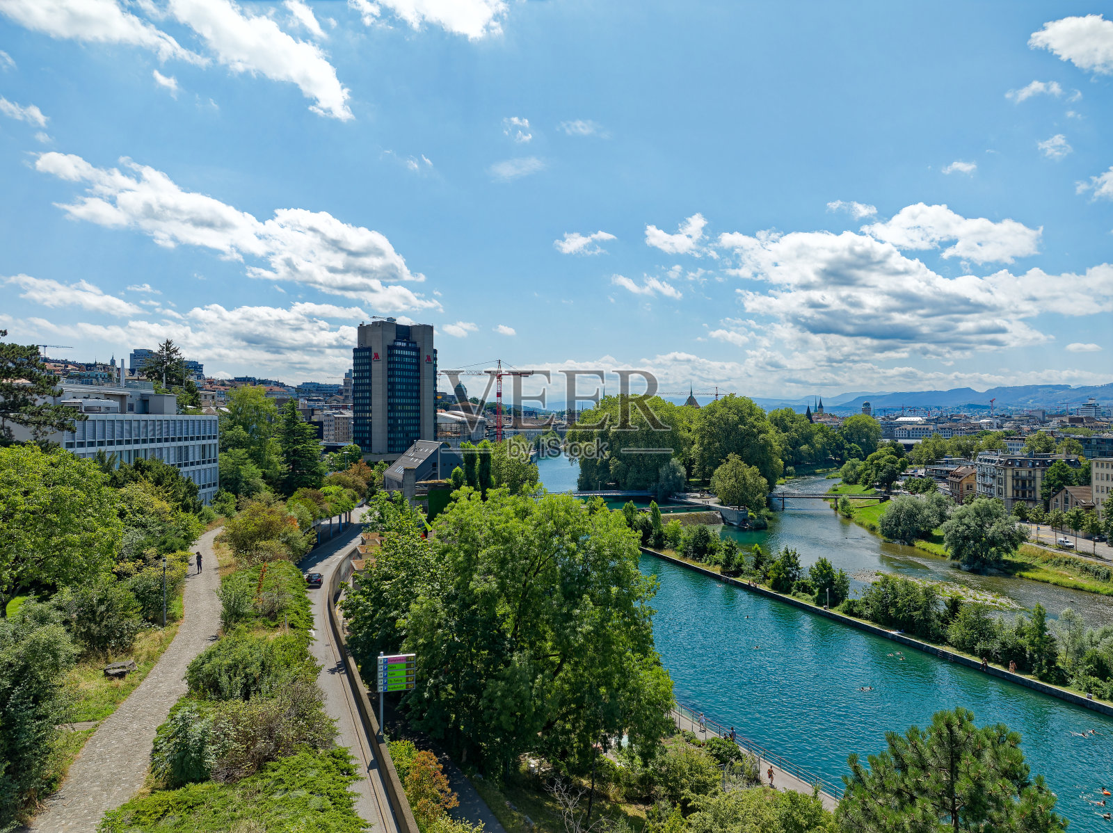 无人机视角的瑞士小镇与城市景观和景观。照片摄影图片