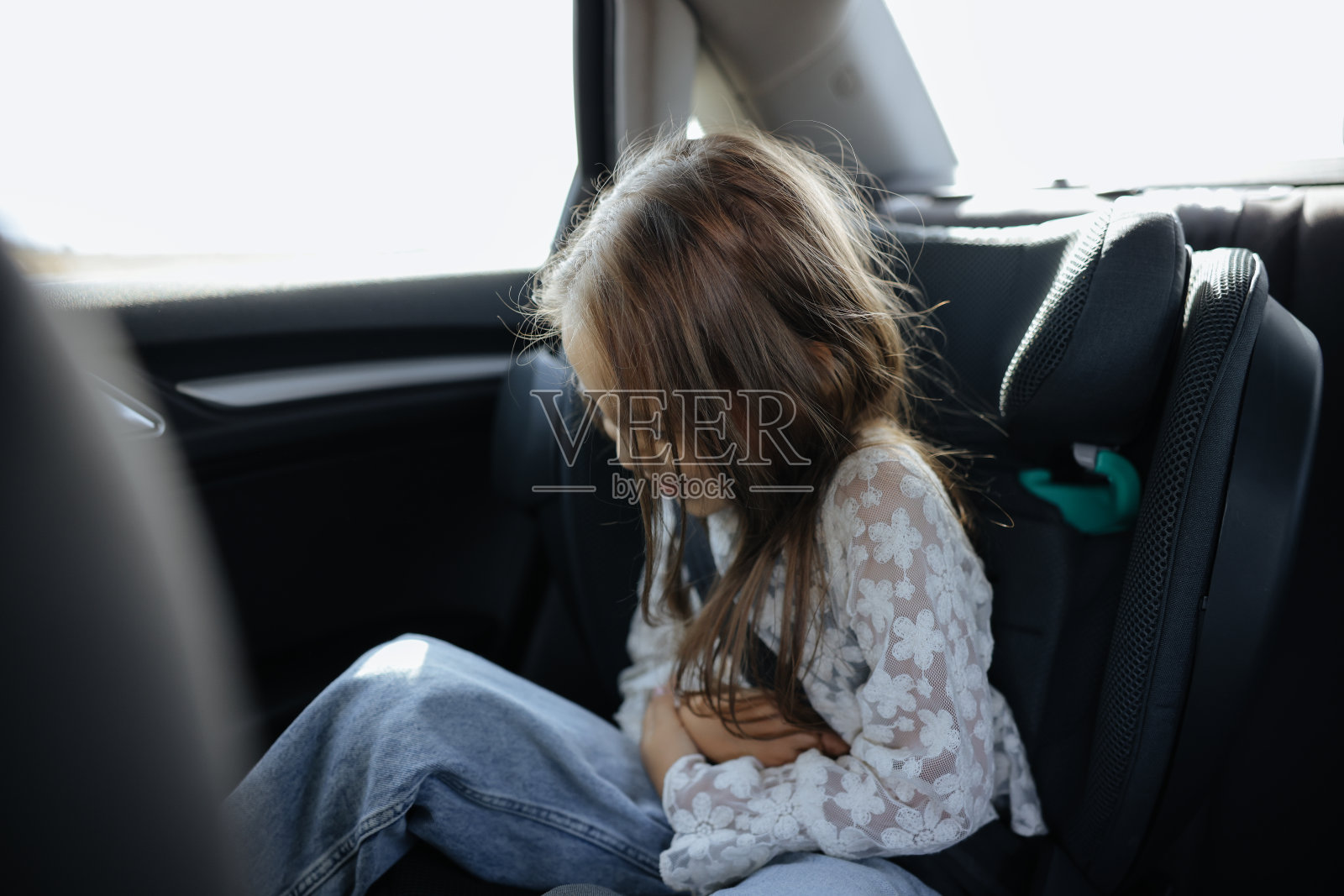 小女孩在车里晕车照片摄影图片