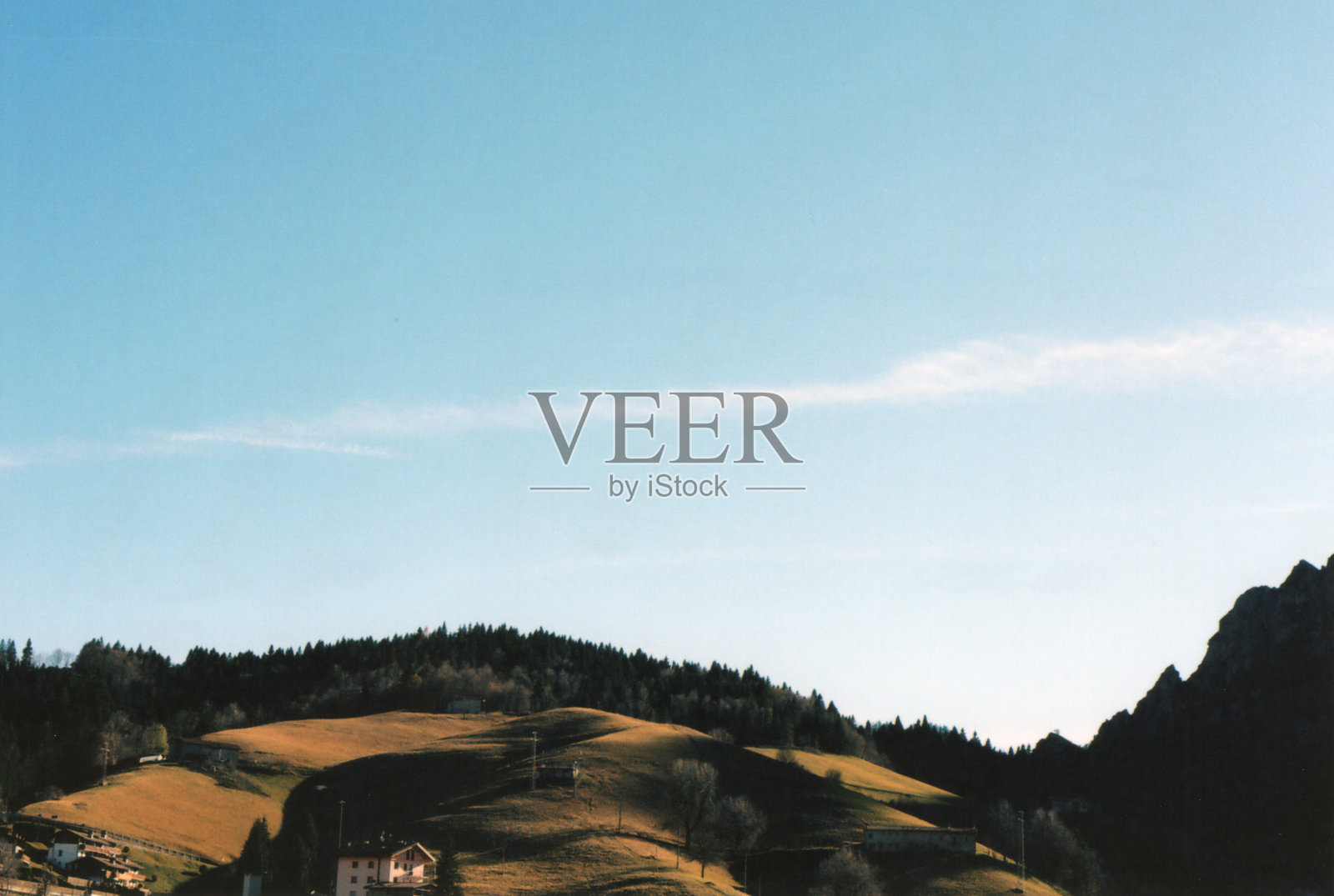 在一个阳光明媚的秋日里,意大利阿尔卑斯山的山和树。胶片摄影照片摄影图片