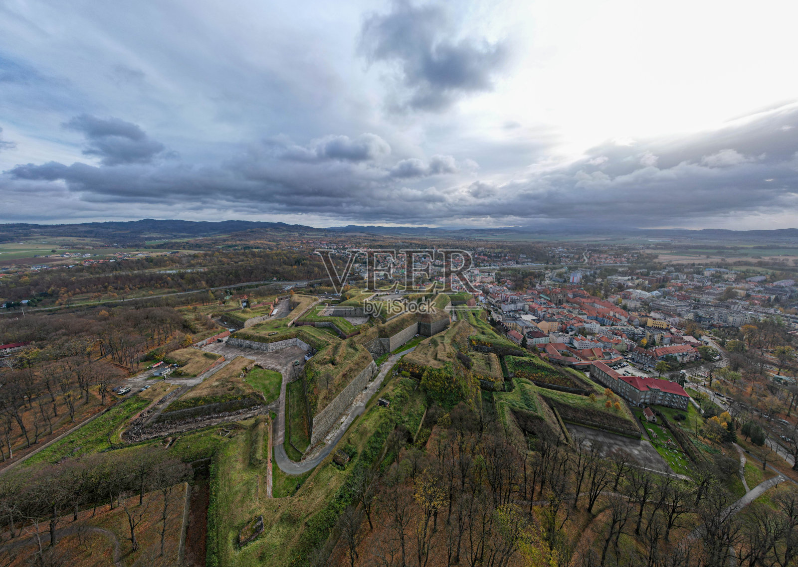 波兰南部的风景,山脉,秋天,白天,太阳,天空,云,Klodzka盆地,戏剧性和雄伟的风景照片摄影图片