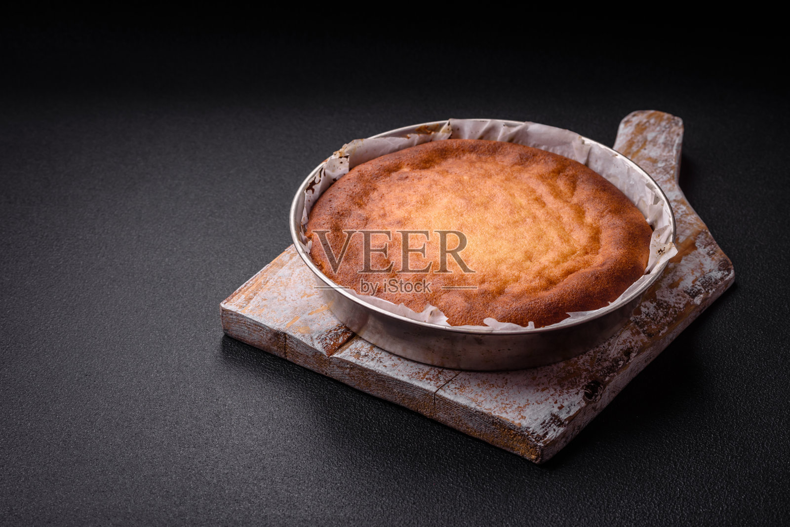 美味的自制圆形烤馅饼或馅饼照片摄影图片