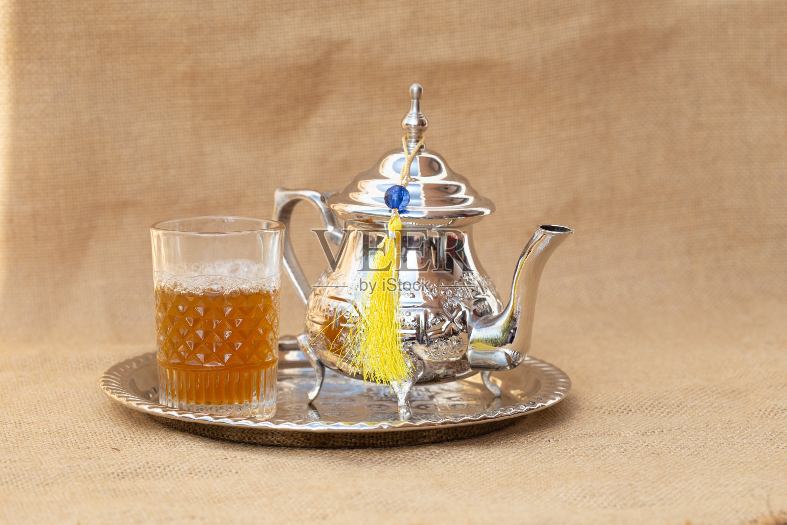 摩洛哥传统的茶壶和杯子放在银盘子上的特写照片摄影图片