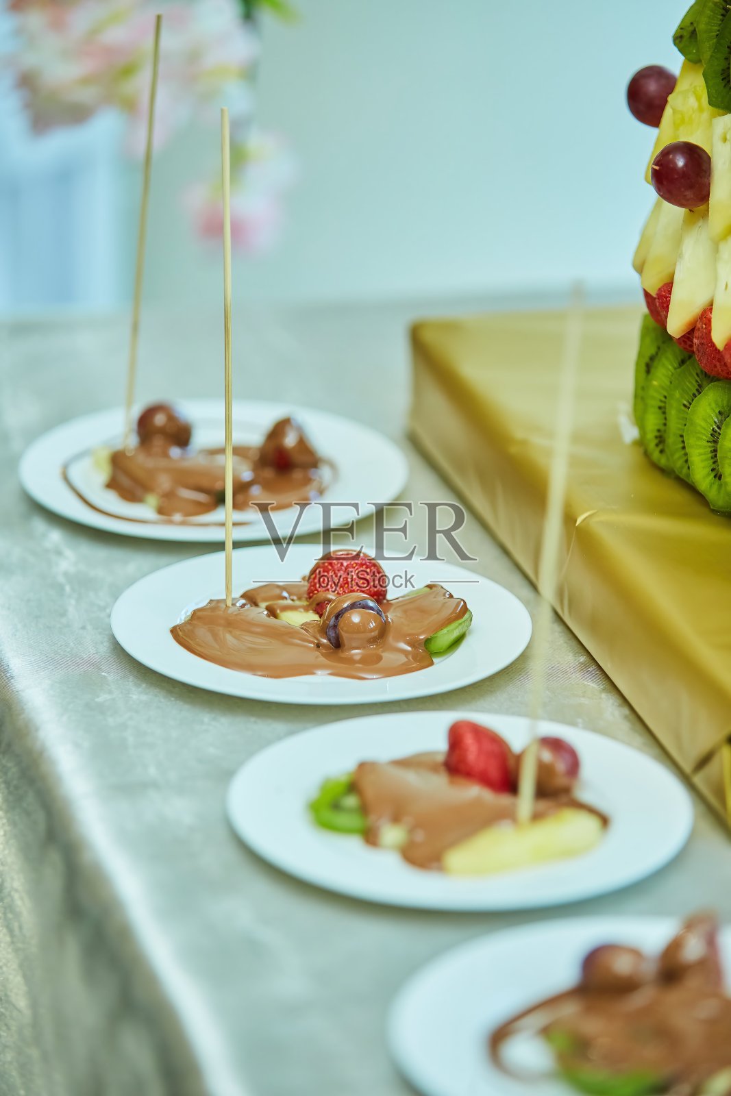 节日餐桌上的巧克力水果照片摄影图片