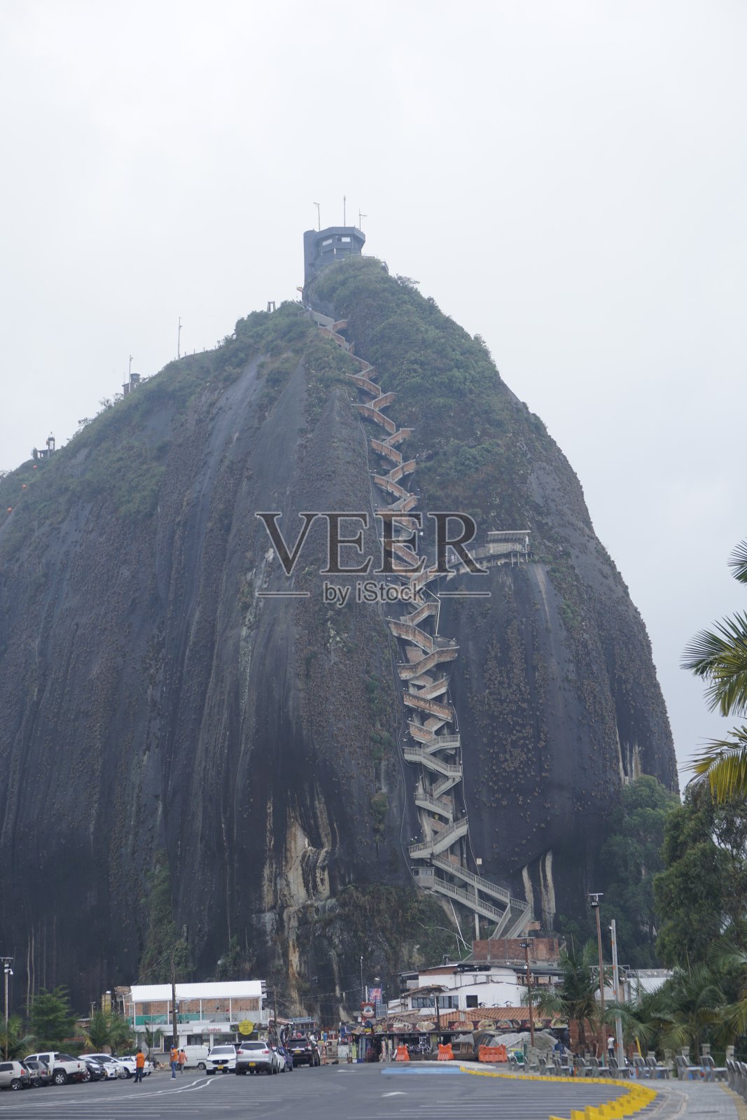 从Guatape岩石上的停车场看,El Penon de Guatape有著名的楼梯,靠近哥伦比亚麦德林照片摄影图片