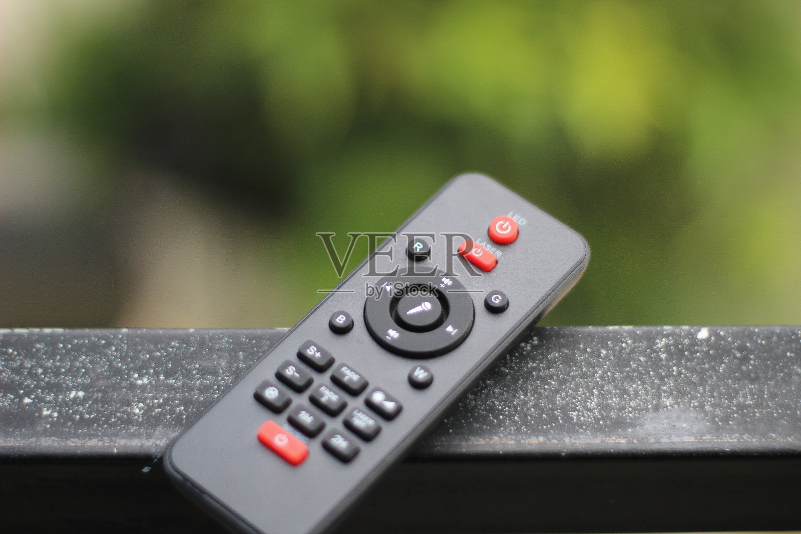 早上桌上放着一个遥控器照片摄影图片