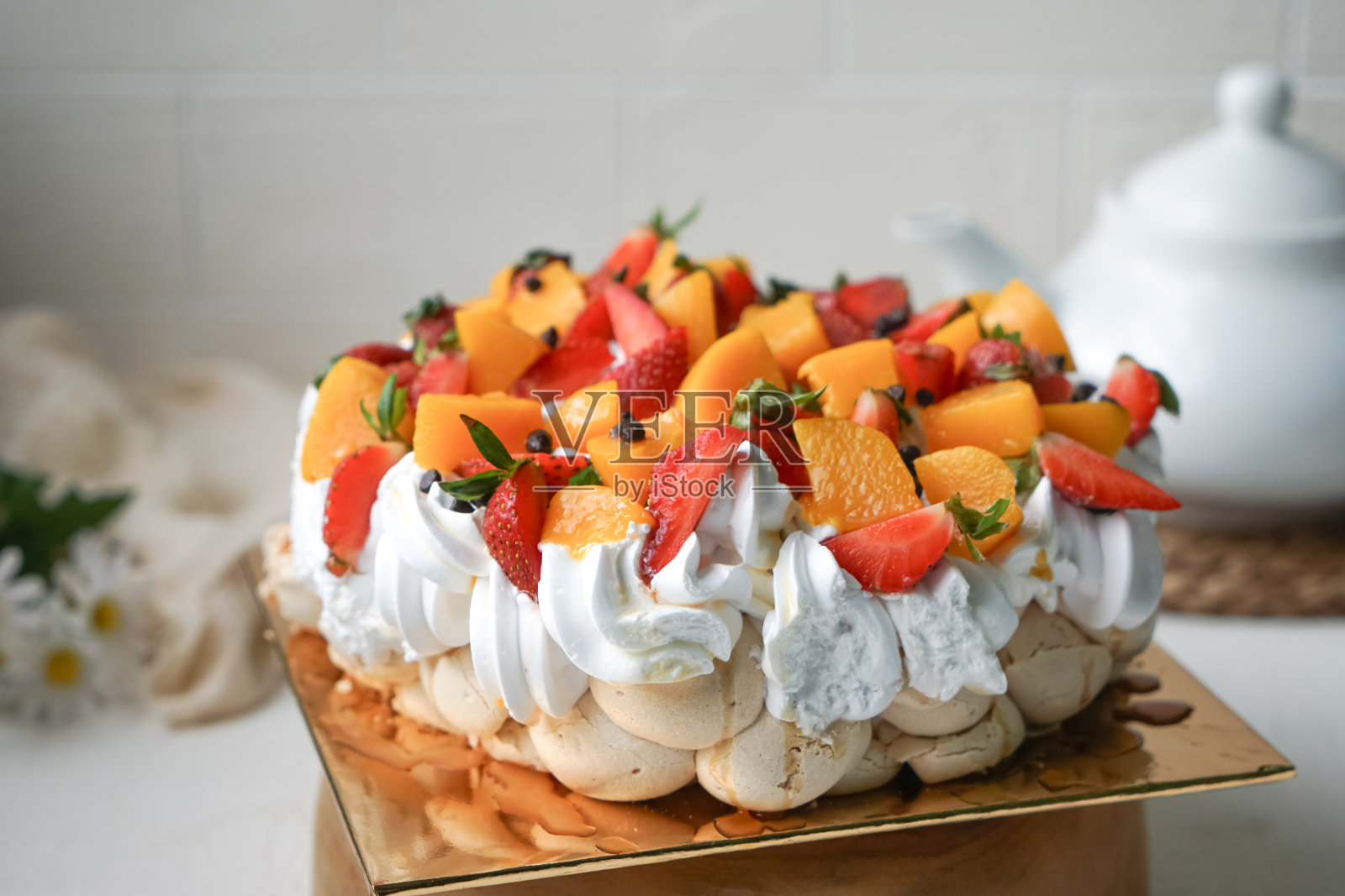 奶油蛋白甜饼蛋糕照片摄影图片