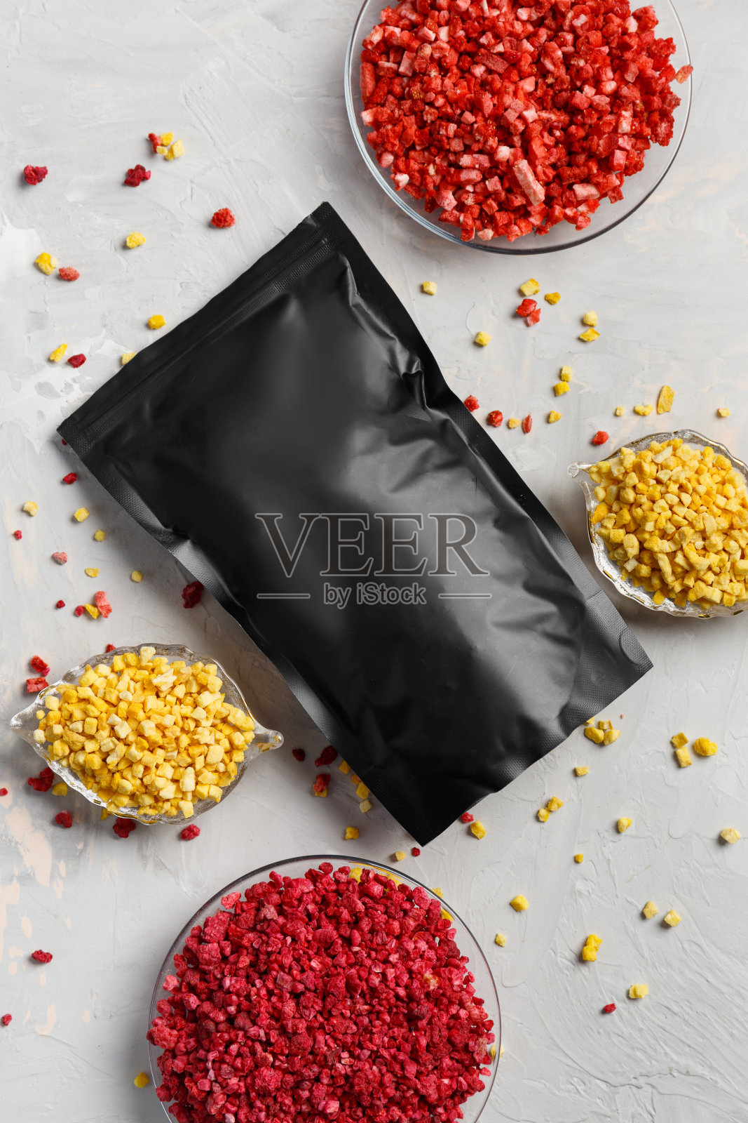 冷冻干燥的覆盆子,草莓,芒果在浅色背景上,俯视图。照片摄影图片