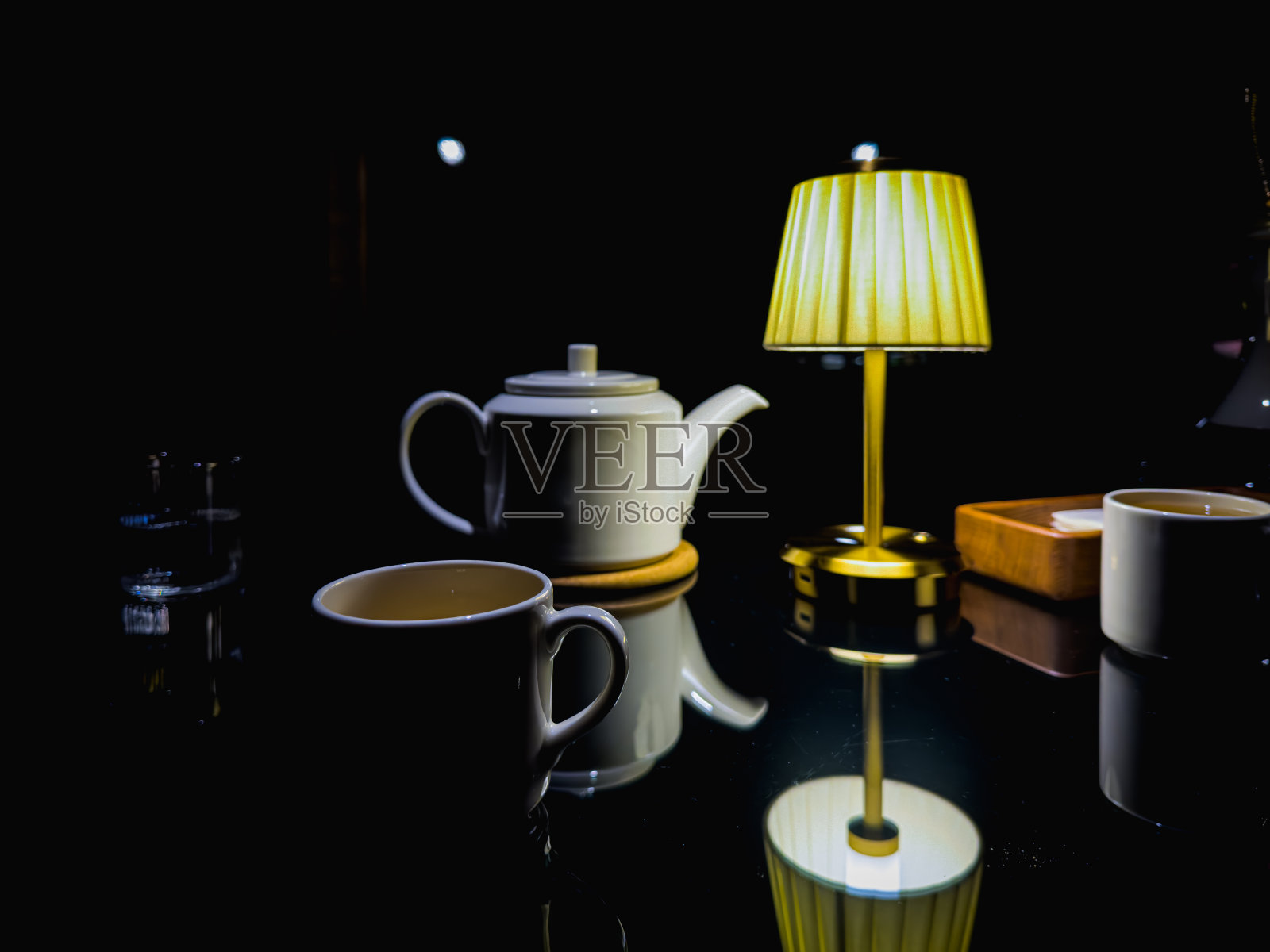 餐厅,白茶壶,白茶杯配茶,茶道。照片摄影图片