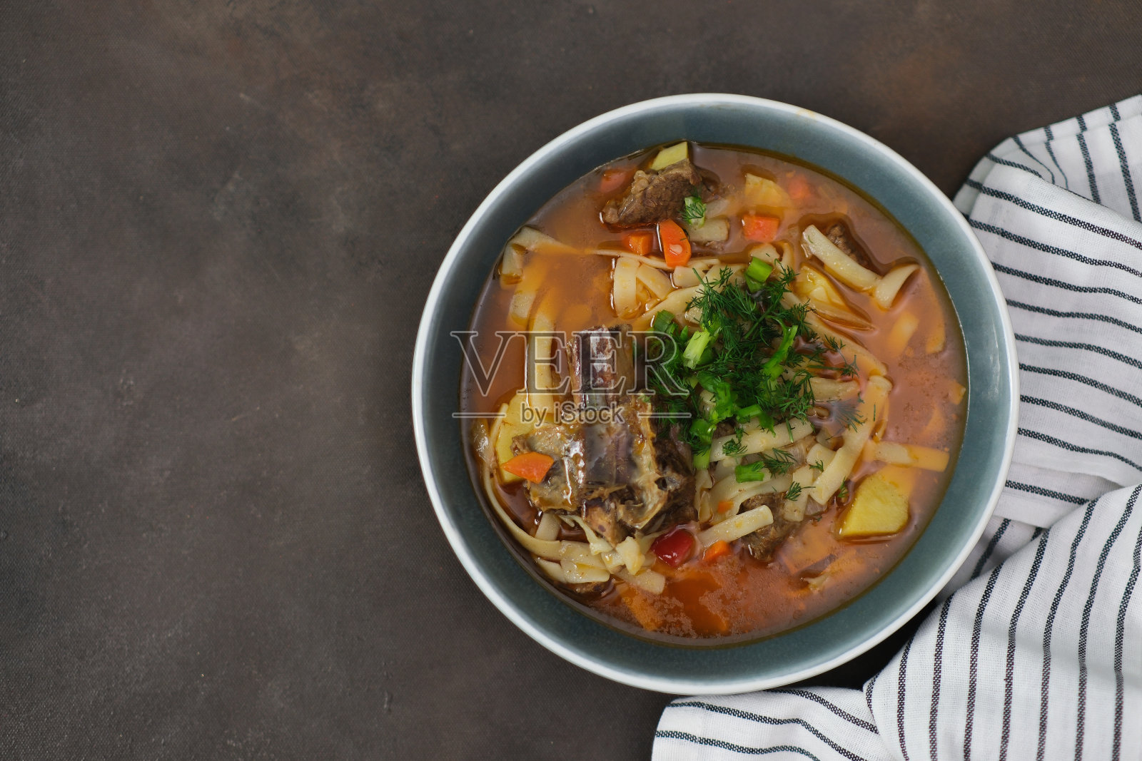 拉格曼是中亚民族的一道菜肴。在棕色背景上照片摄影图片