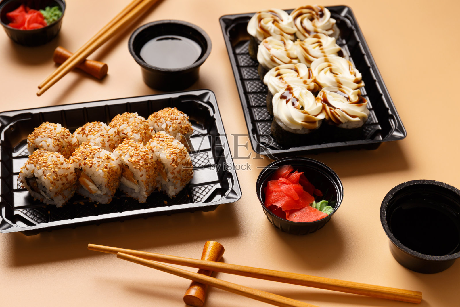 寿司卷装在一个包里,背景很淡。照片摄影图片