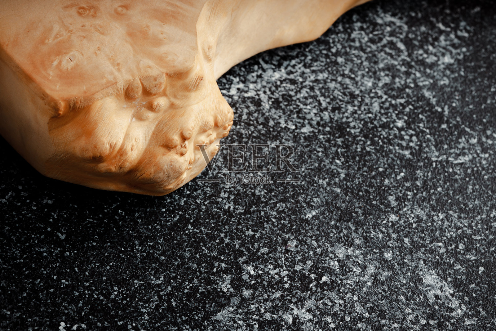 深灰色背景的木制台灯。照片摄影图片