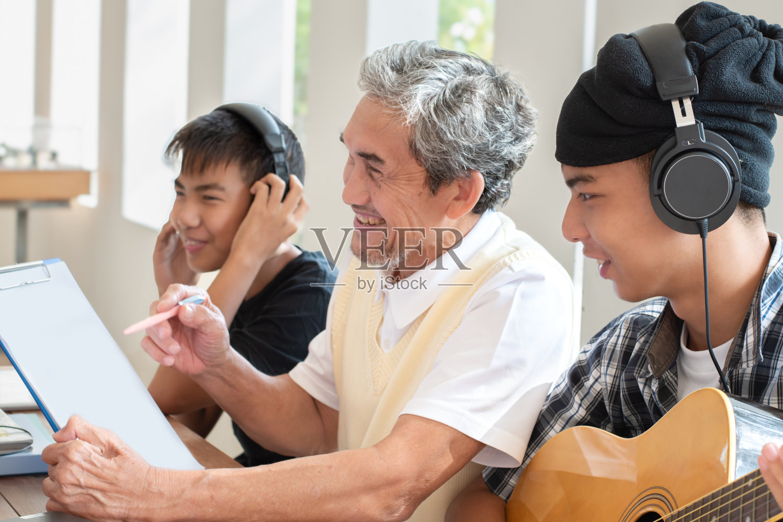 有长辈的男孩照片摄影图片