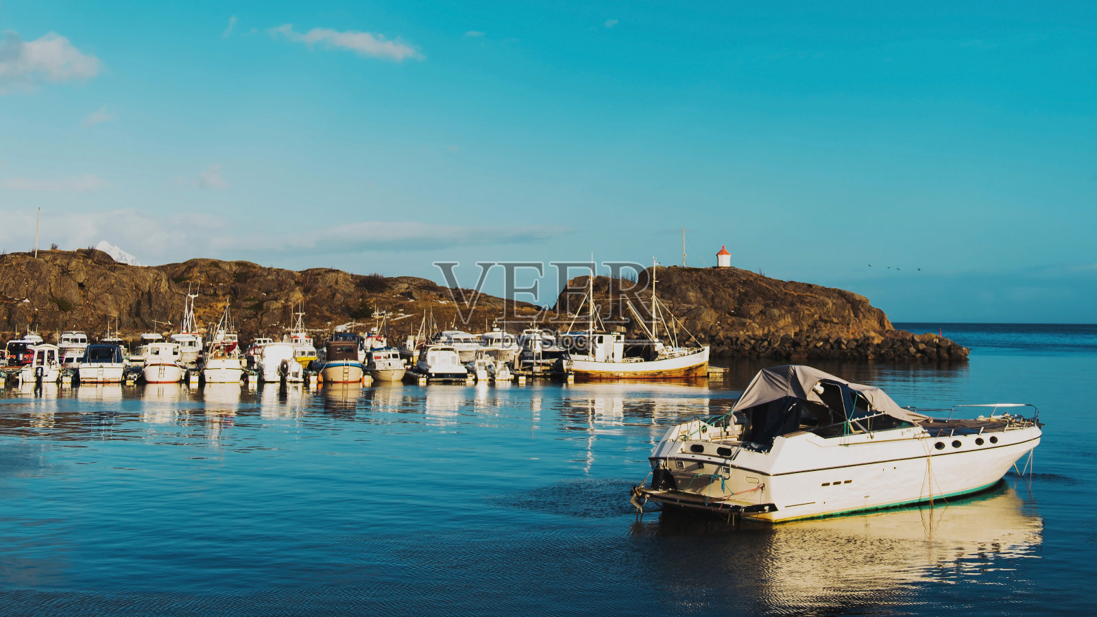 挪威海岸上停泊着许多渔船照片摄影图片