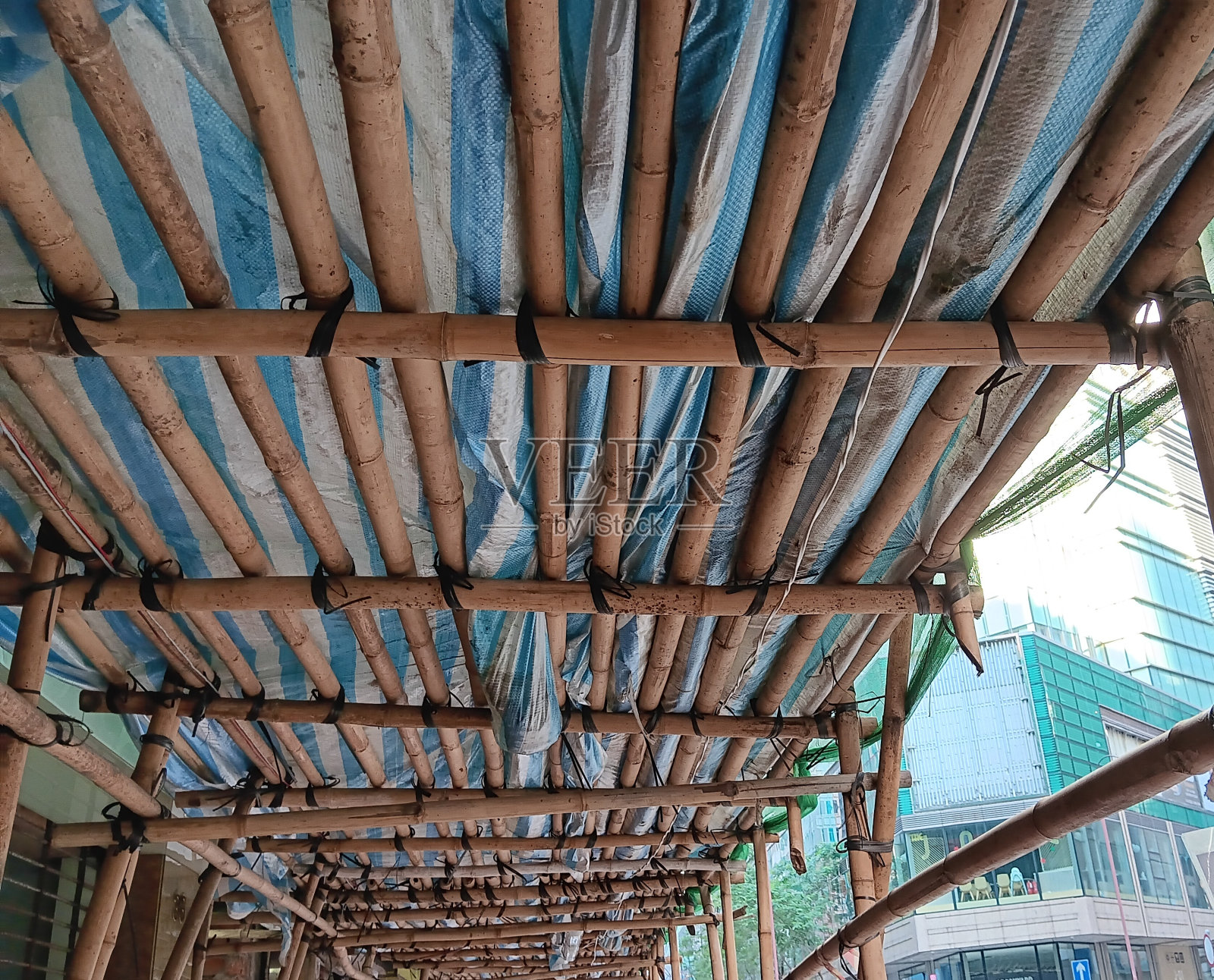 竹木板搭建的脚手架照片摄影图片