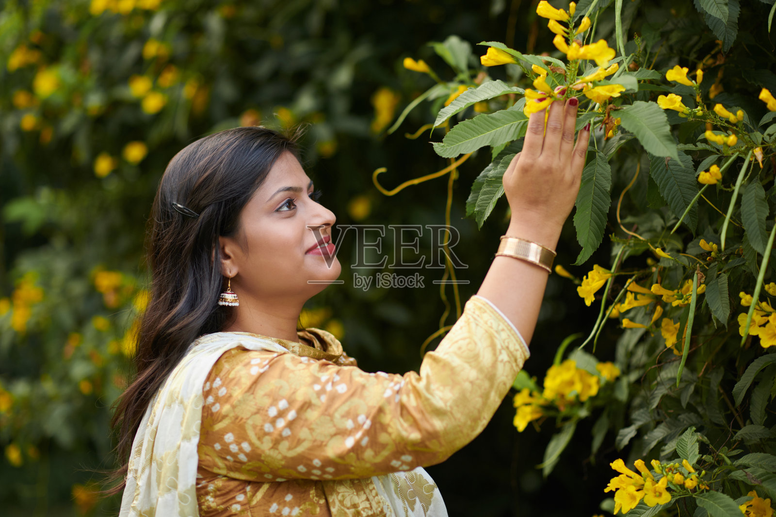 欣赏鲜花之美的女人照片摄影图片