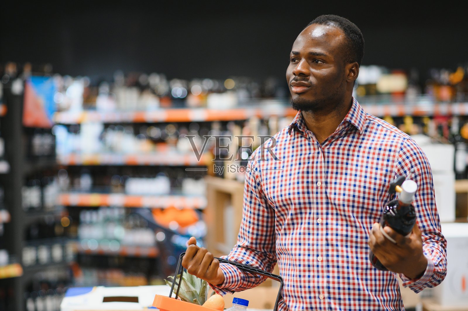 非裔美国人在杂货店买酒照片摄影图片