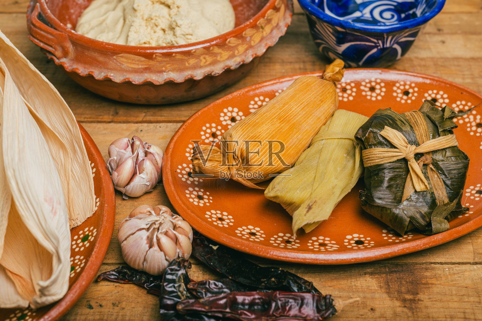 玉米粉蒸肉和制作它们的原料。典型的墨西哥食物。照片摄影图片