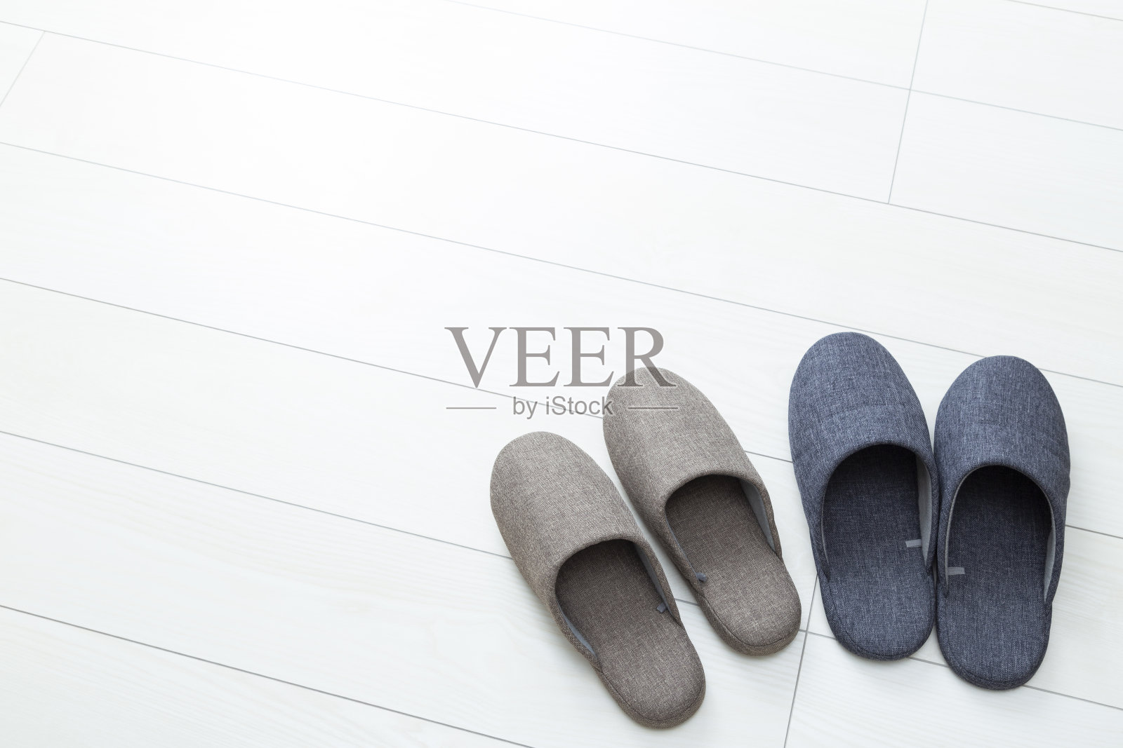 白色地板上的拖鞋照片摄影图片